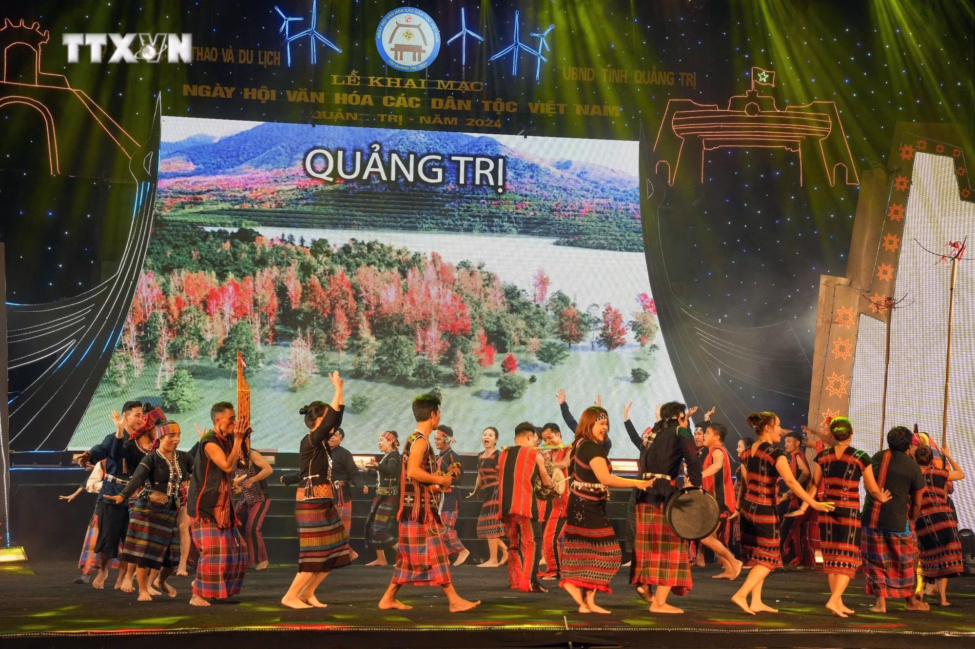 vna_potal_ruc_ro_sac_mau_ban_sac_van_hoa_cac_dan_toc_viet_nam_7757694.jpg