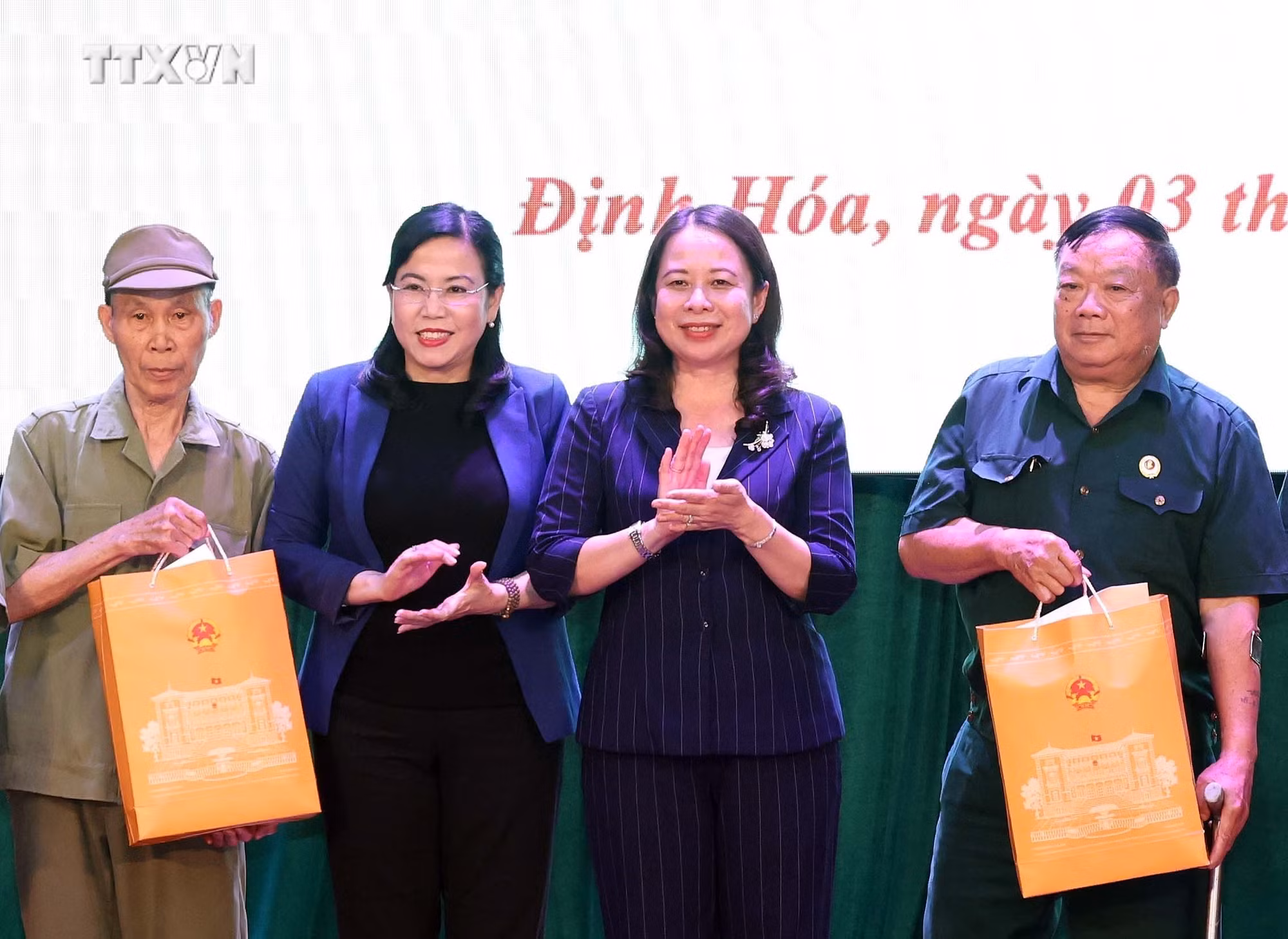 vna_potal_dong_chi_vo_thi_anh_xuan_uy_vien_trung_uong_dang_quyen_chu_tich_nuoc_tham_hoi_tang_qua_nguoi_co_cong_voi_cach_mang_va_tre_em_co_hoan_canh_kh_7305068.jpg