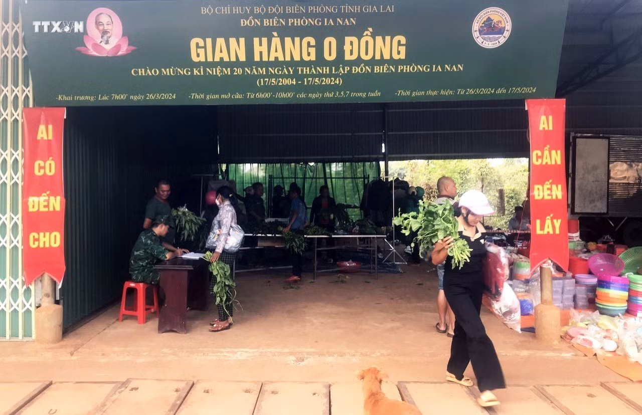 vna_potal_don_bien_phong_ia_nan_to_chuc_gian_hang_0_dong_cho_nguoi_dan_huyen_bien_gioi_duc_co_gia_lai_7369900.jpg