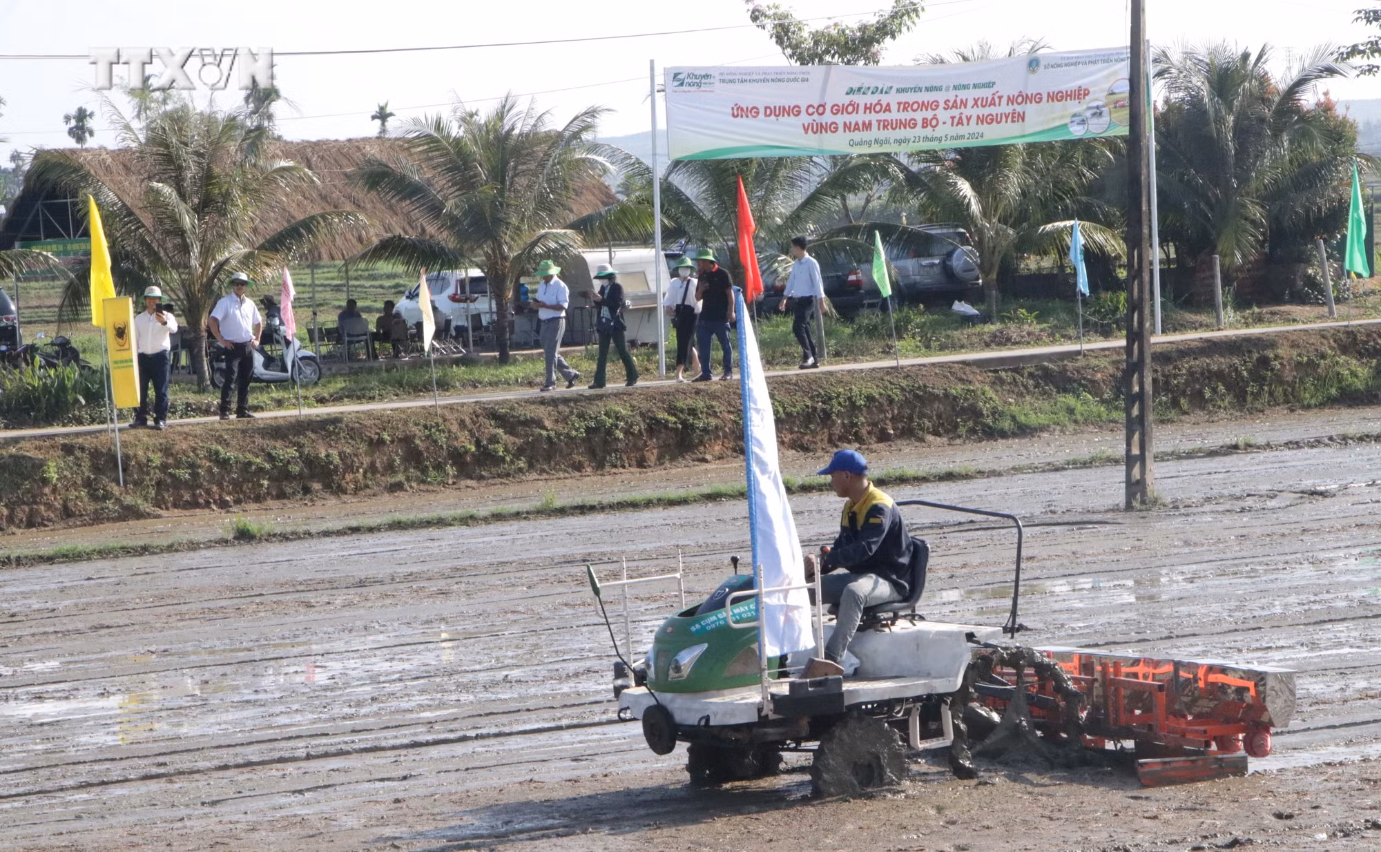 vna_potal_ung_dung_co_gioi_hoa_trong_san_xuat_nong_nghiep_vung_nam_trung_bo_-_tay_nguyen_7391644 (1).jpg