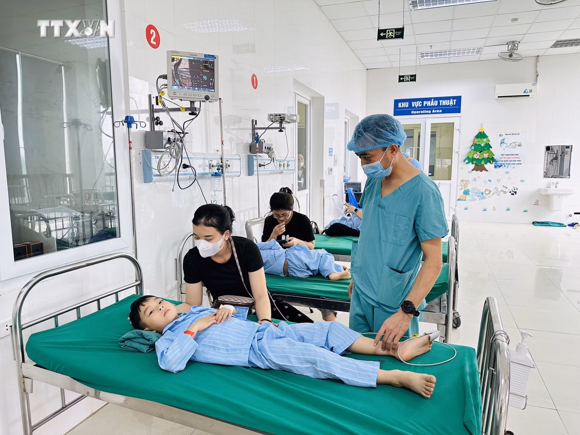 vna_potal_bac_si_gay_me_danh_tat_ca_tinh_yeu_thuong_cho_cac_benh_nhi_7242775.jpg