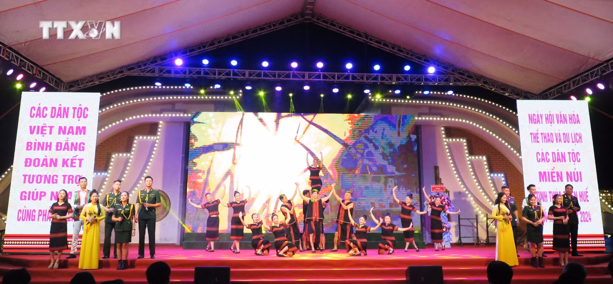 vna_potal_dac_sac_ngay_hoi_vh_tt_va_dl_cac_dan_toc_mien_nui_tinh_thua_thien_–_hue__7378049.jpg