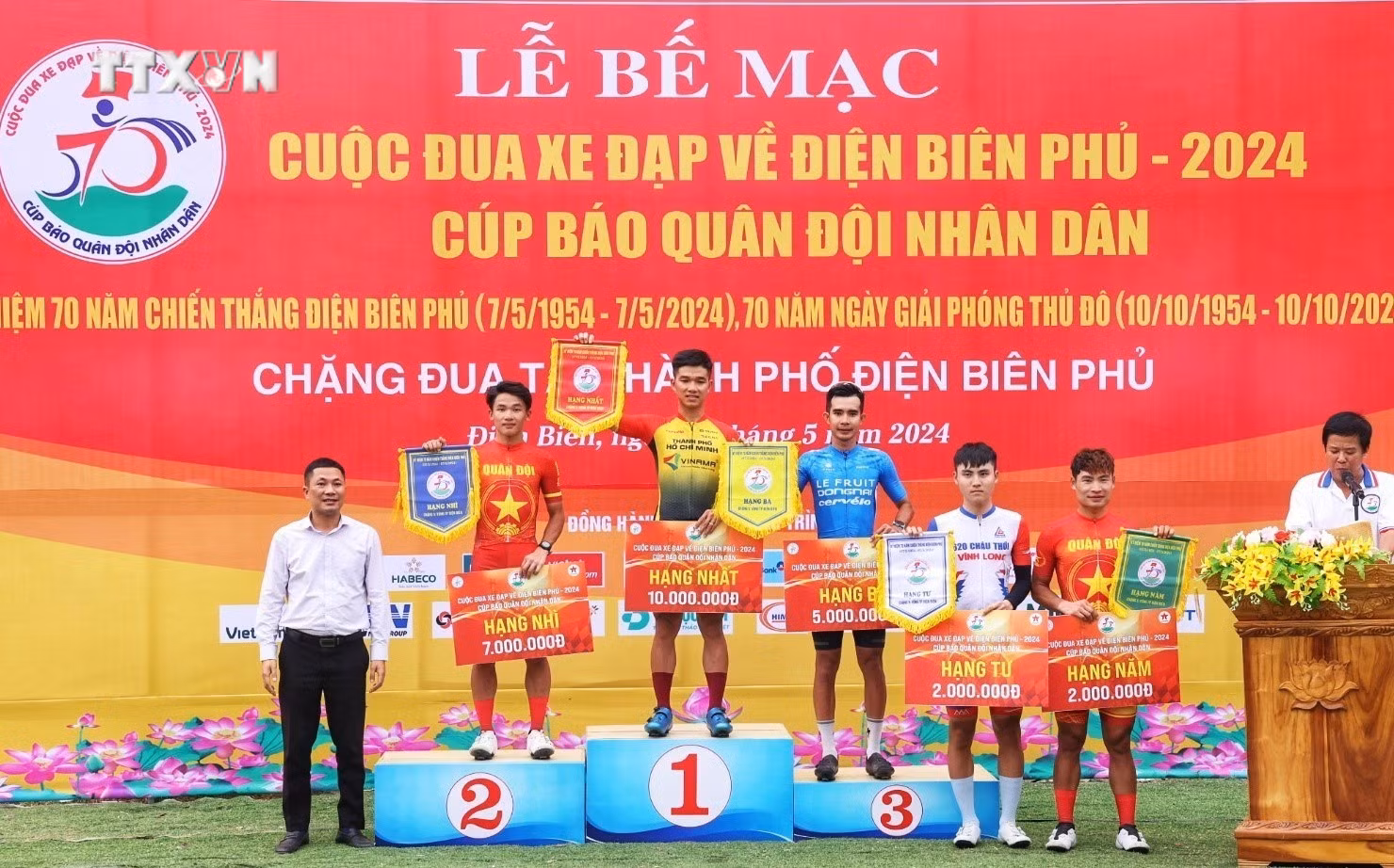 vna_potal_70_nam_chien_thang_dien_bien_phu_be_mac_cuoc_dua_xe_dap_ve_dien_bien_phu-2024_7360536.jpeg