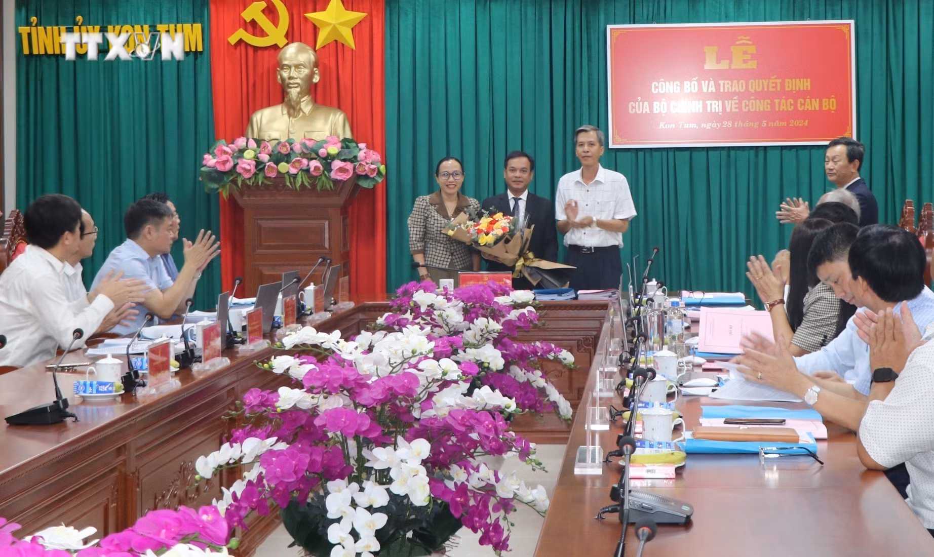 vna_potal_xay_dung_dang_va_he_thong_chinh_tri_dong_chi_u_huan_nhan_quyet_dinh_chuan_y_chuc_vu_pho_bi_thu_tinh_uy_kon_tum__7398673.jpg