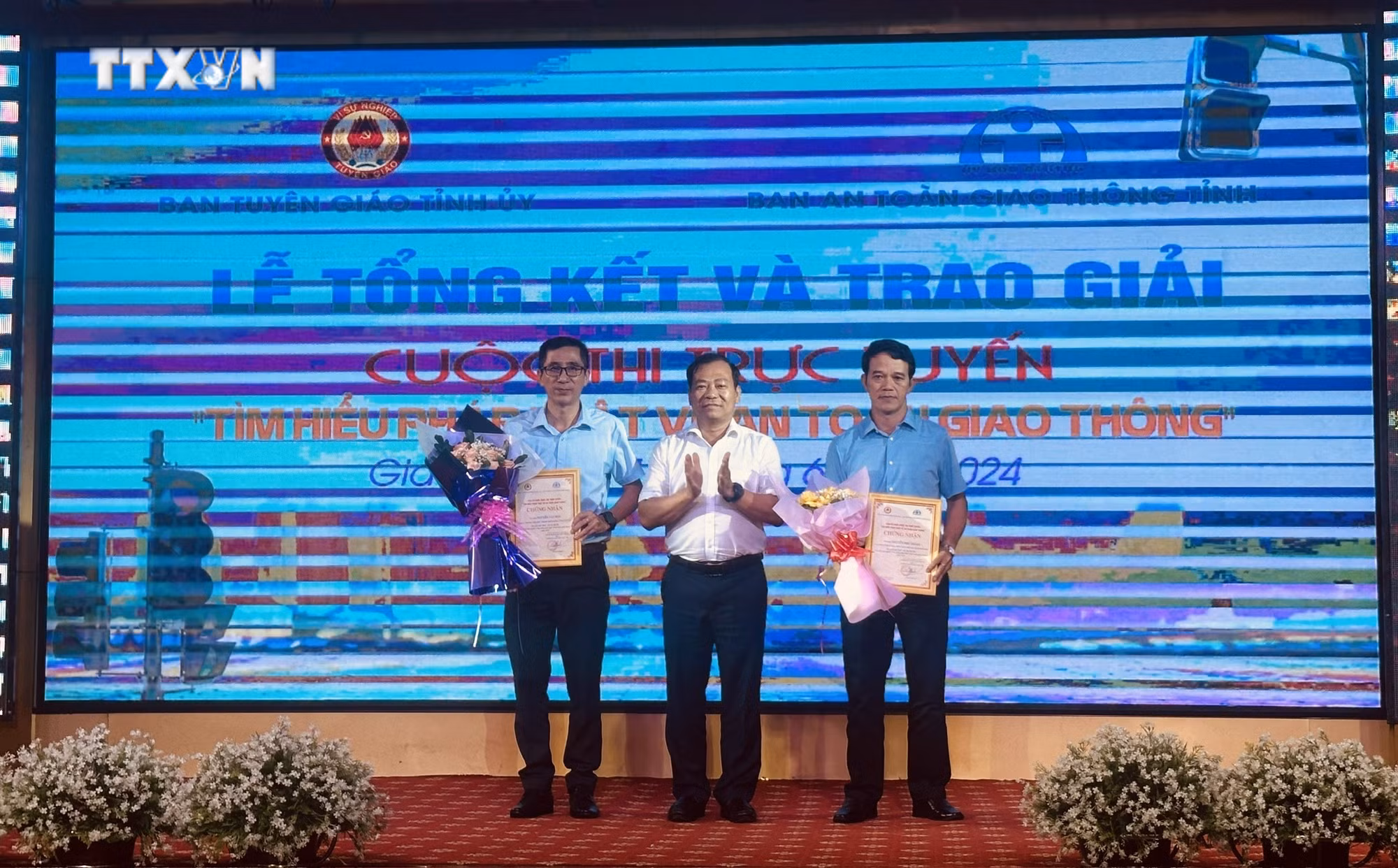 vna_potal_gia_lai_trao_giai_cuoc_thi_“tim_hieu_phap_luat_ve_an_toan_giao_thong”__7431099.jpg