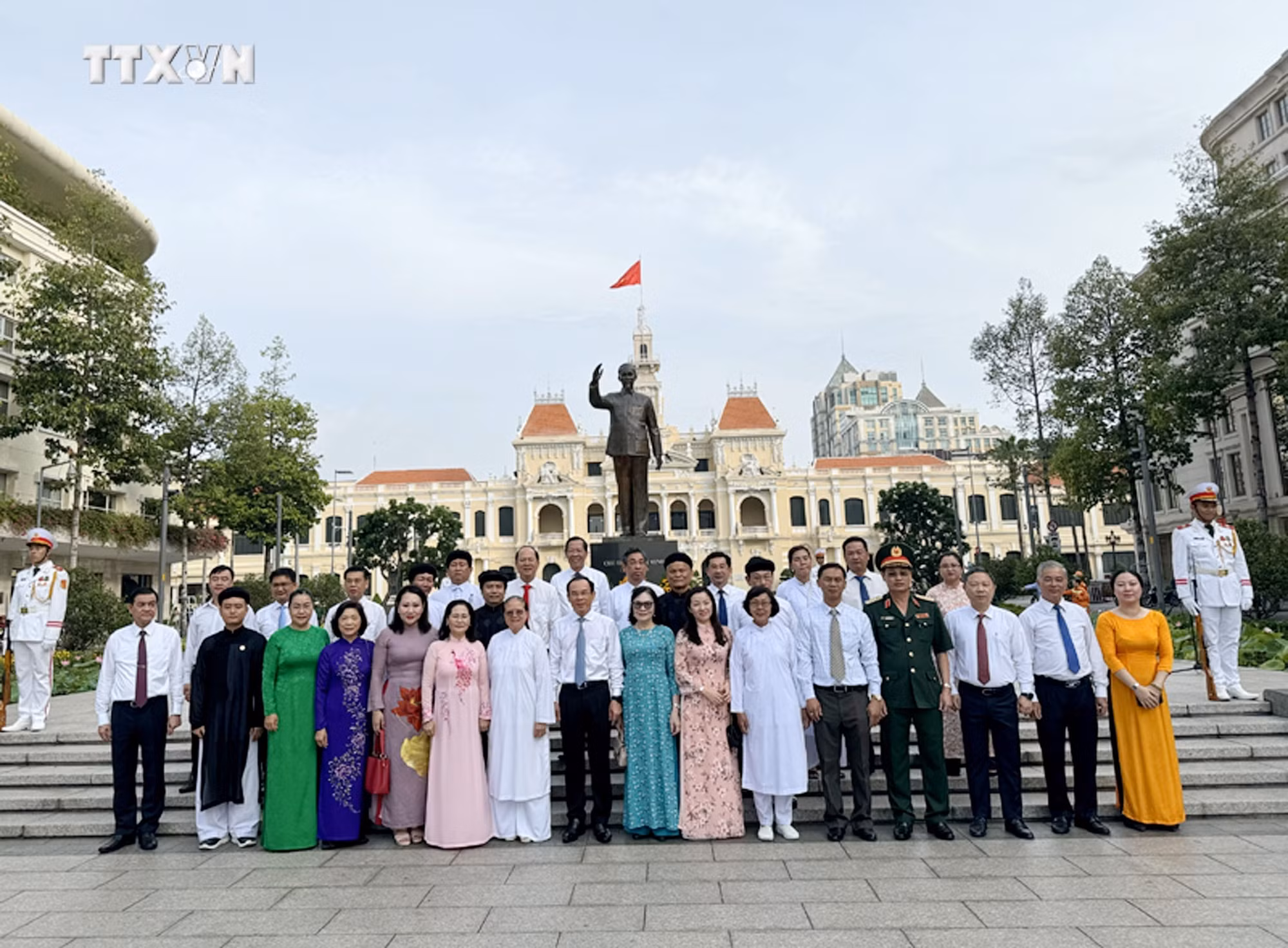 vna_potal_lanh_dao_thanh_pho_ho_chi_minh_dang_huong_chu_tich_ho_chi_minh_nhan_ngay_195_7384118.jpg
