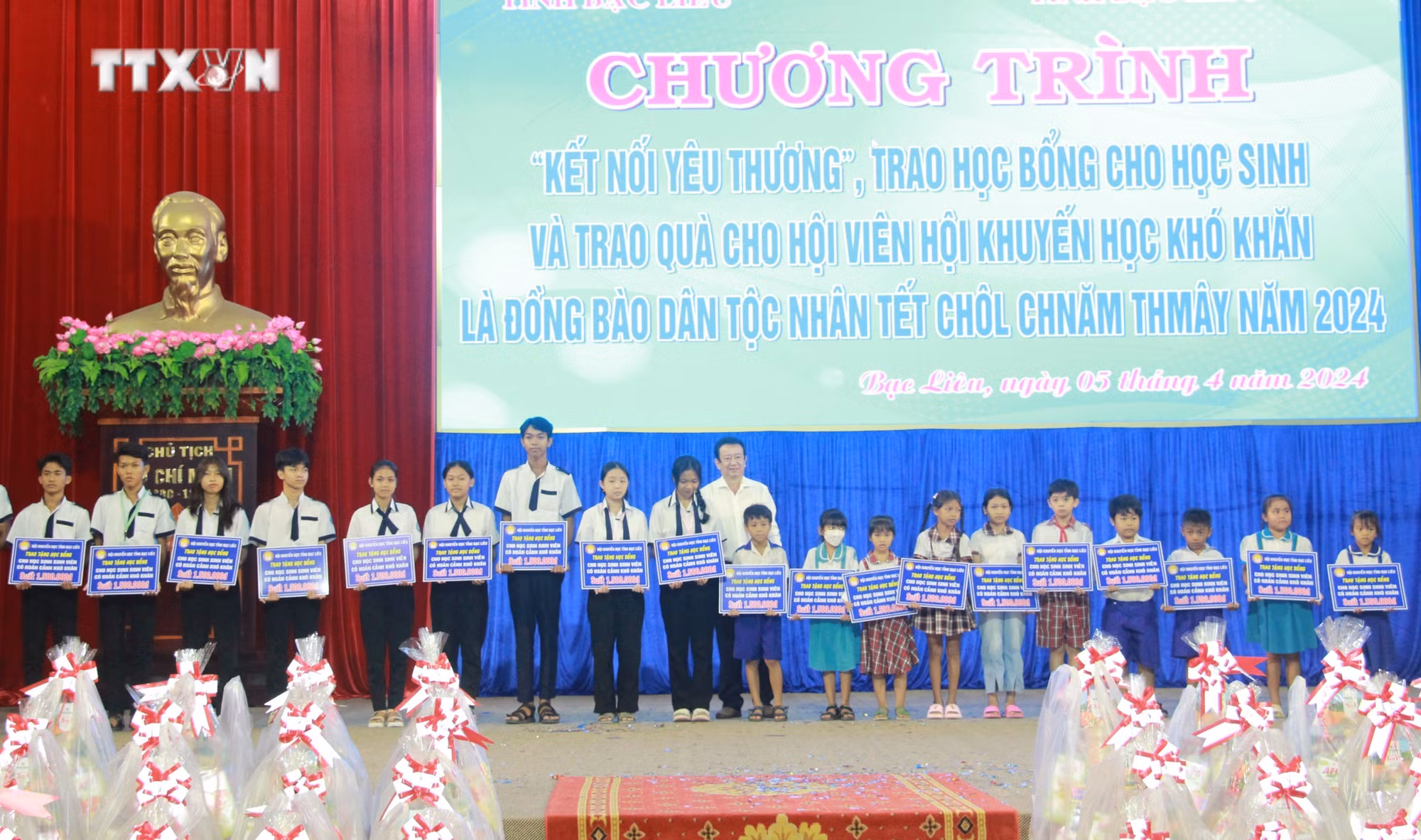 vna_potal_trao_hoc_bong_cho_hoc_sinh_va_qua_cho_hoi_vien_hoi_khuyen_hoc_dan_toc_khmer_co_hoan_canh_kho_khan__7307966.jpg