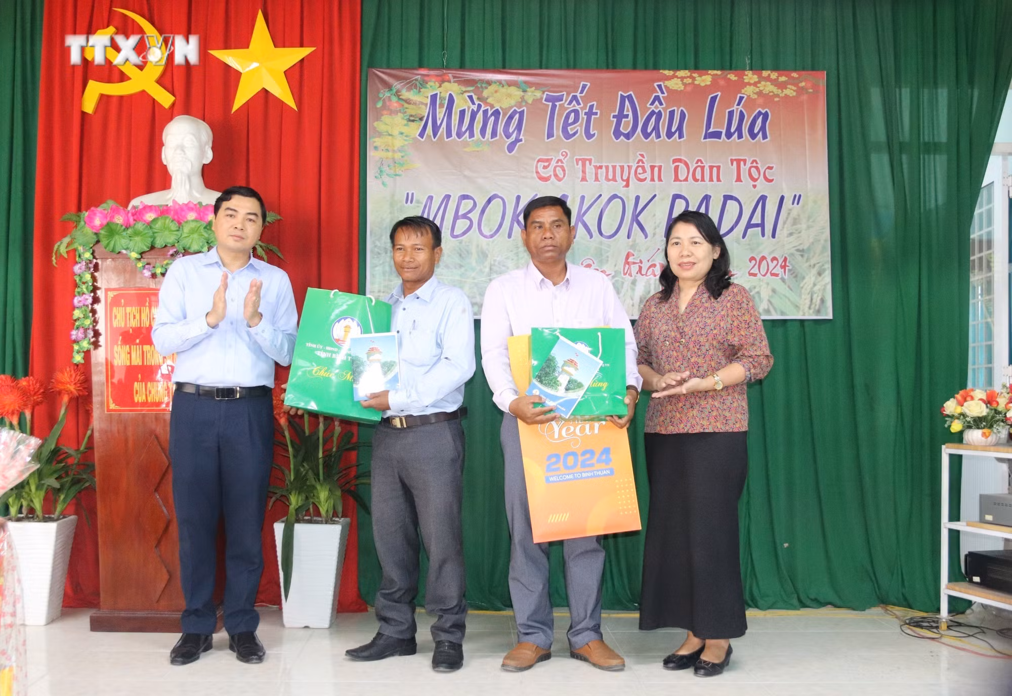 vna_potal_tham_chuc_tet_dau_lua_dong_bao_vung_cao_binh_thuan_7194175.jpg