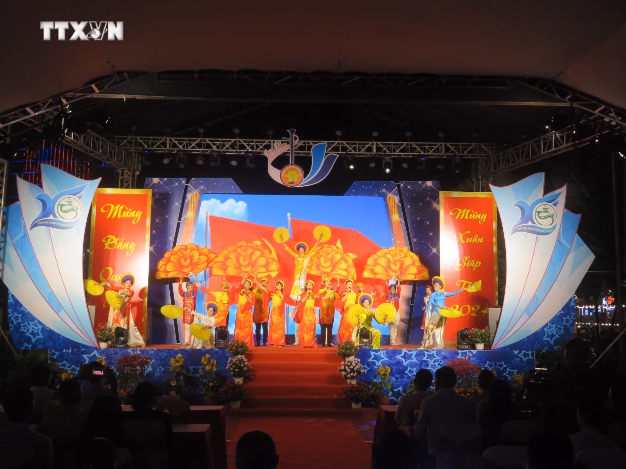 vna_potal_khai_mac_lien_hoan_“ca_nhac_ca_co_tieu_pham_xuan”_thanh_pho_can_tho_lan_thu_xiv_nam_2024_7192670 (1).jpg