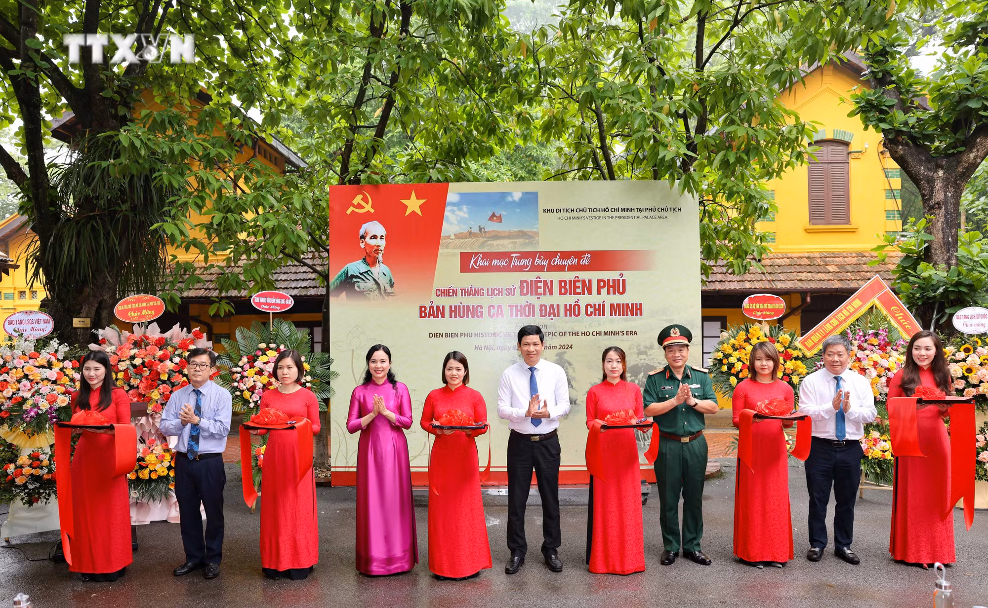 vna_potal_70_nam_chien_thang_dien_bien_phu_khai_mac_trung_bay_chuyen_de_“chien_thang_lich_su_dien_bien_phu_-_ban_hung_ca_thoi_dai_ho_chi_minh”_7356599.jpg