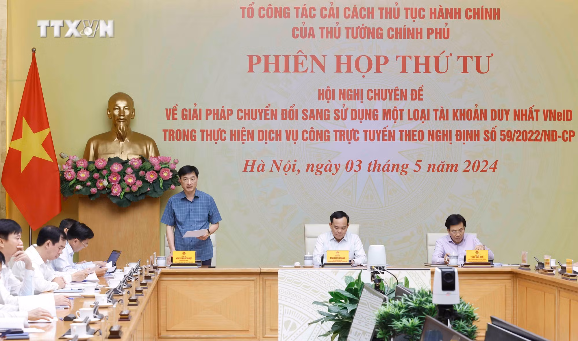 vna_potal_pho_thu_tuong_tran_luu_quang_chu_tri_hop_ve_su_dung_tai_khoan_vneid_trong_thuc_hien_dich_vu_cong_truc_tuyen__7356294.jpg