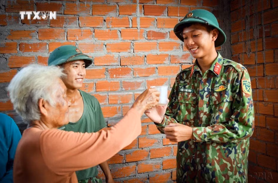 vna_potal_to_tham_hinh_anh_“bo_doi_cu_ho”_trong_long_nhan_dan_7760600.jpg
