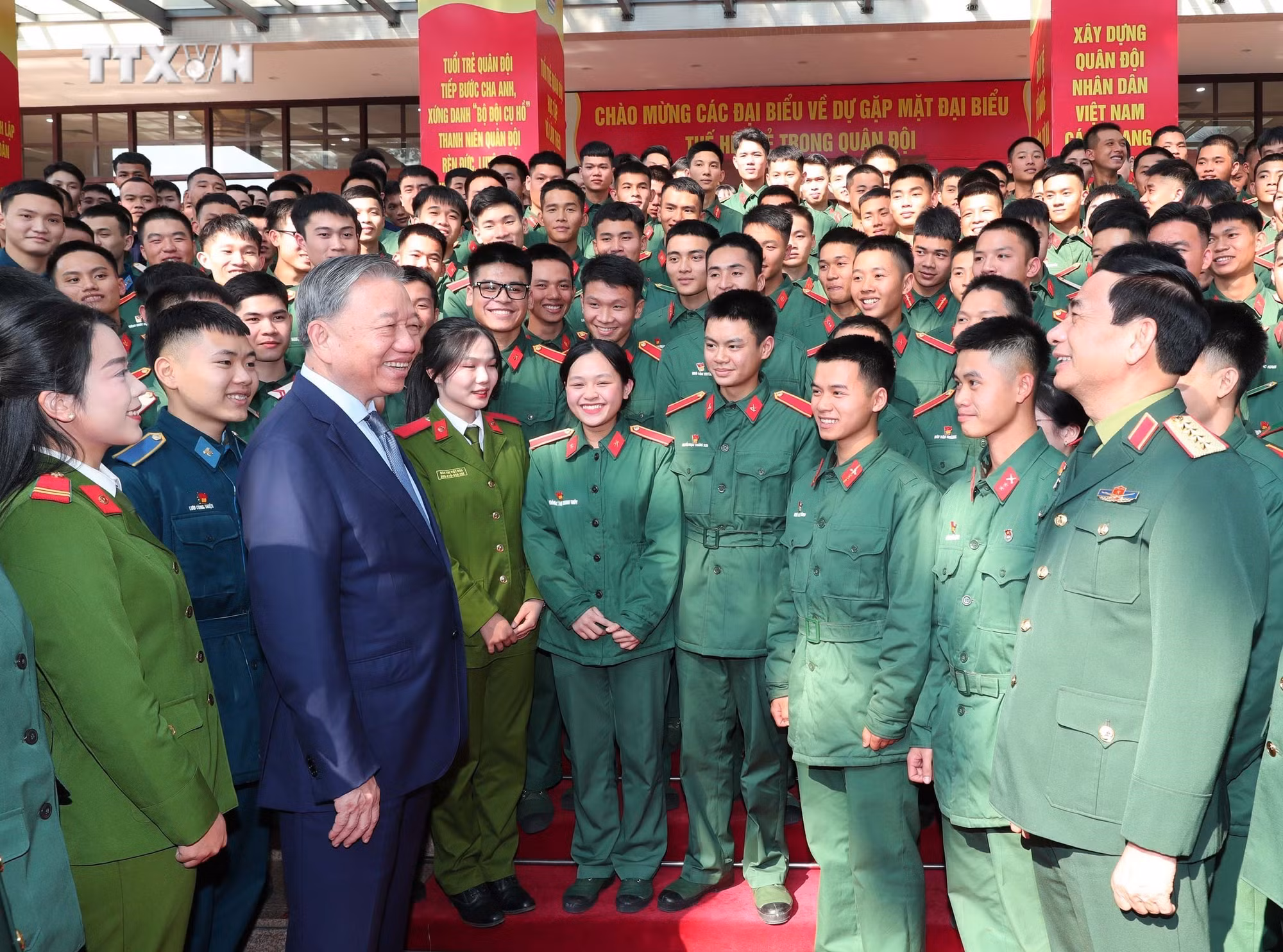 vna_potal_tong_bi_thu_to_lam_du_chuong_trinh_gap_mat_dai_bieu_the_he_tre_trong_quan_doi_7763562.jpg