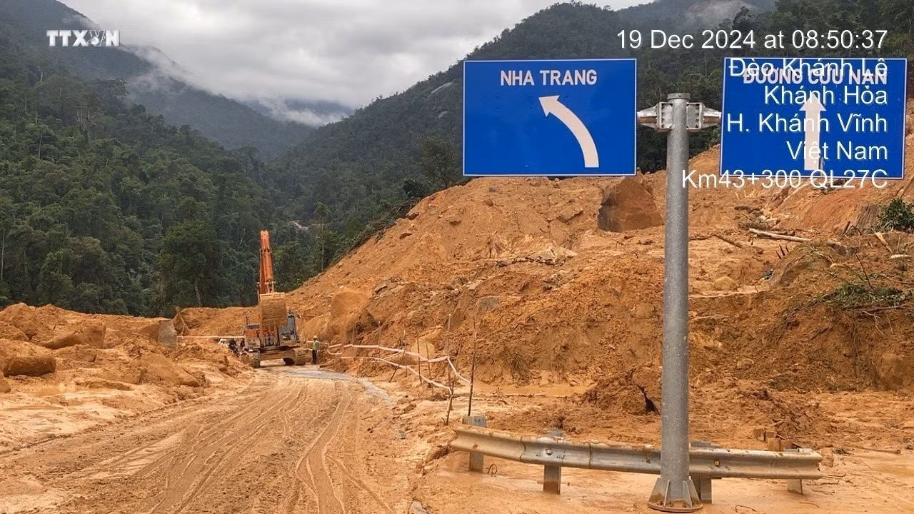 vna_potal_thong_tuyen_1_lan_xe_qua_deo_khanh_le_noi_lai_giao_thong_sau_sat_lo_nghiem_trong_7764929.jpg