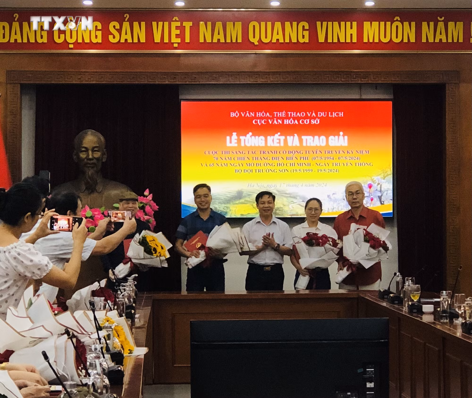 vna_potal_trao_giai_sang_tac_tranh_co_dong_ve_dien_bien_phu_va_bo_doi_truong_son_7327365.jpg