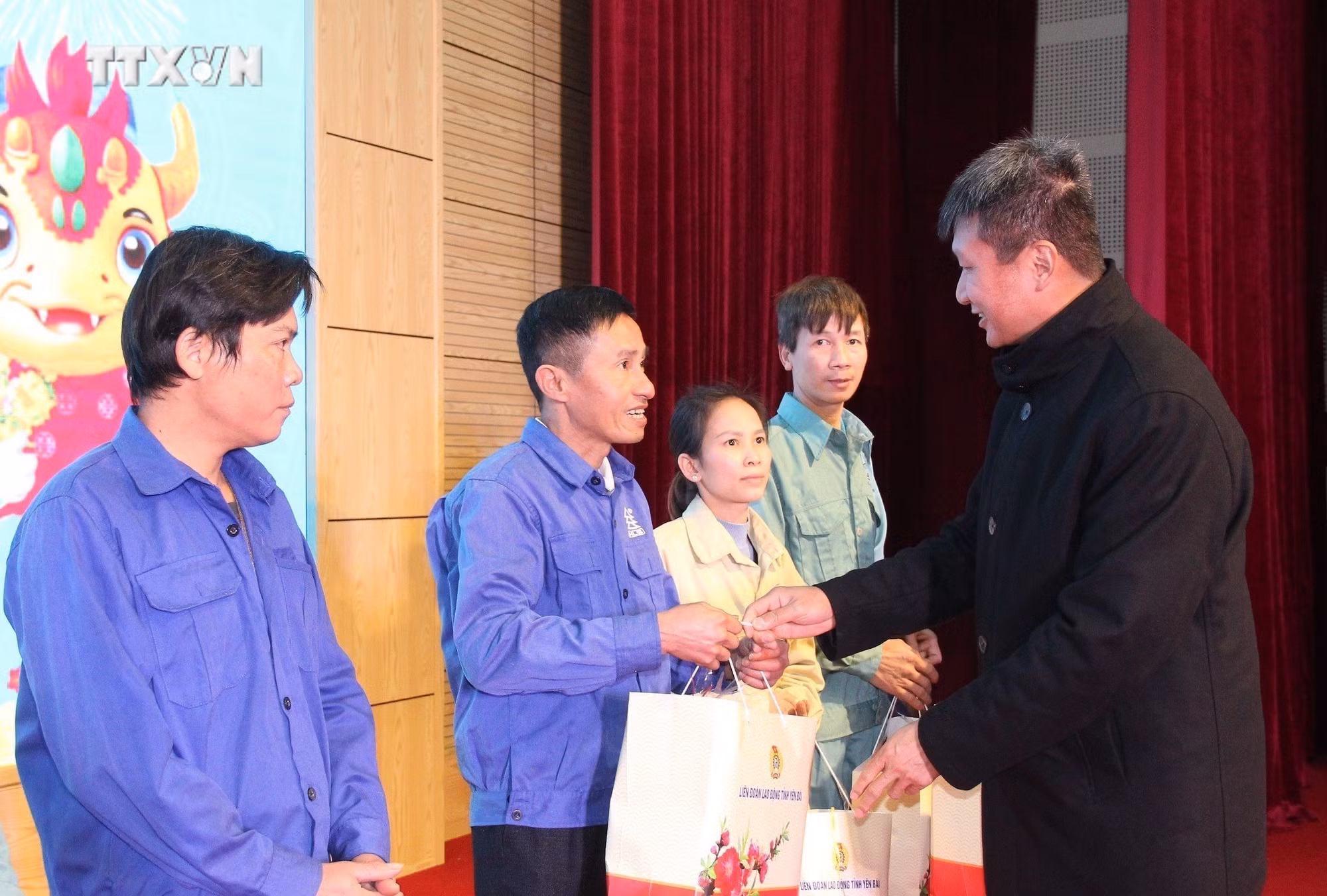 vna_potal_yen_bai_to_chuc_“tet_sum_vay_-_xuan_chia_se”_nam_2024_7202347.jpg