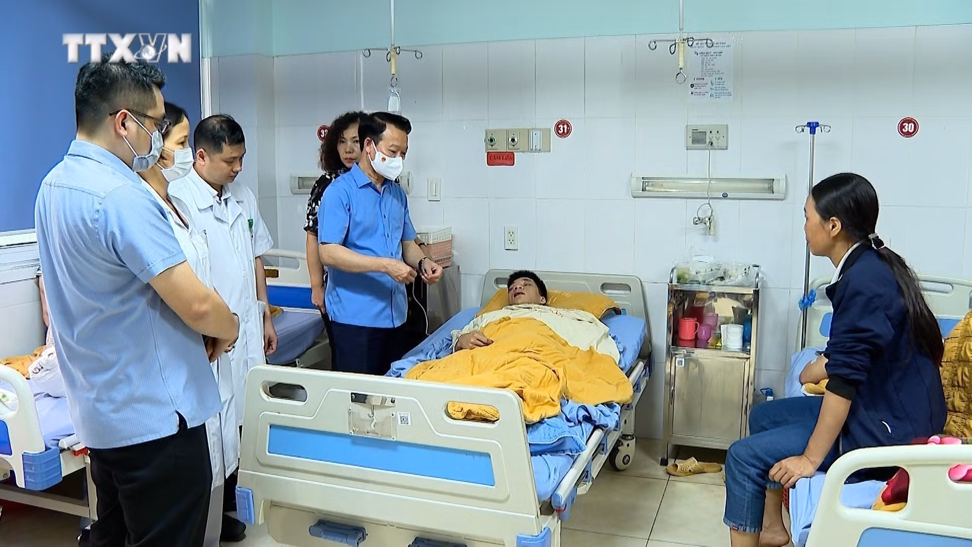 vna_potal_yen_bai_tham_hoi_dong_vien_cac_nan_nhan_trong_vu_tai_nan_lao_dong_tai_nha_may_xi_mang__7336047.jpg