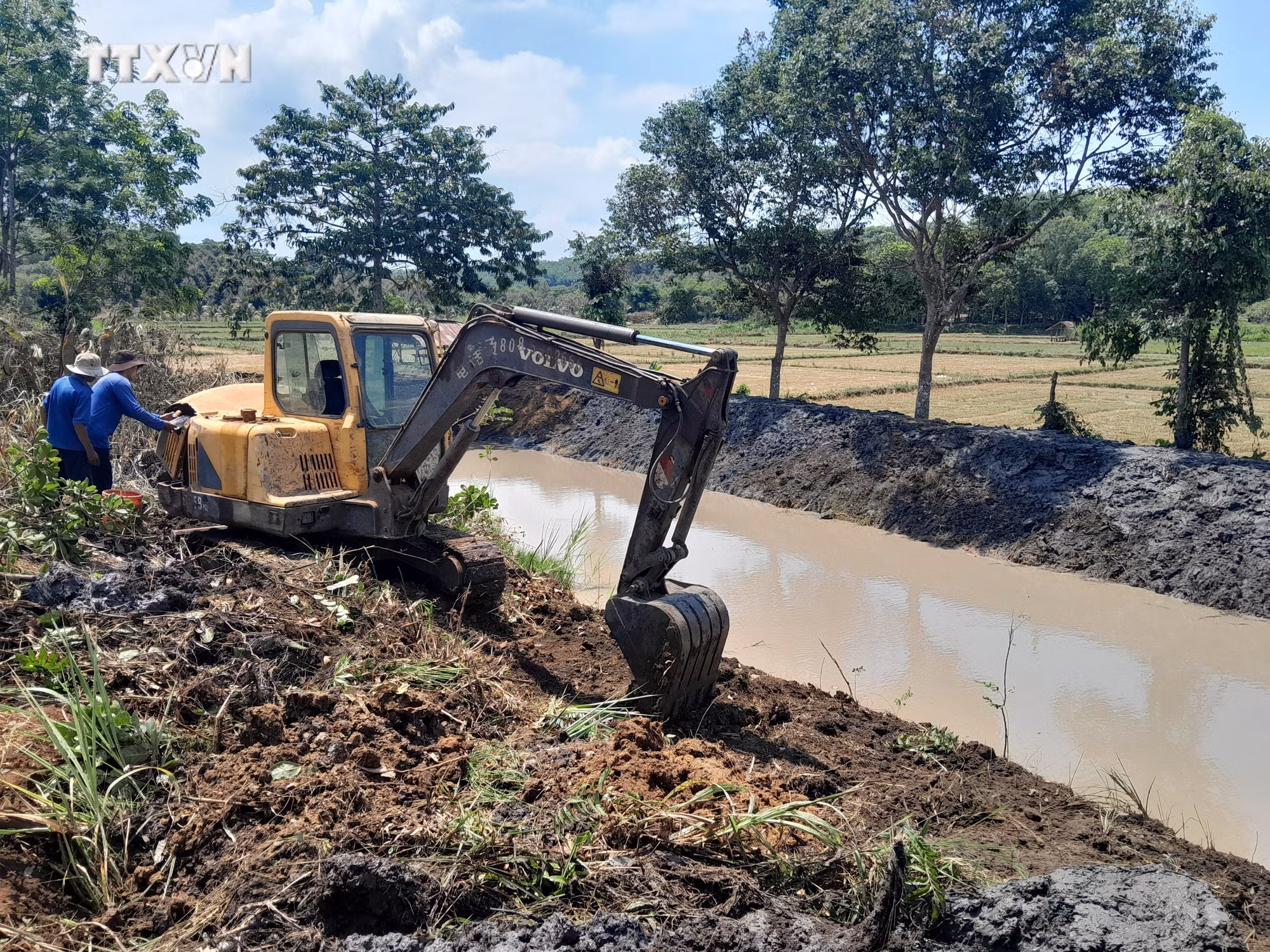 vna_potal_nguoi_dan_binh_phuoc_dao_ao_khoan_gieng_de_ung_pho_han_han_keo_dai_7335645.jpg