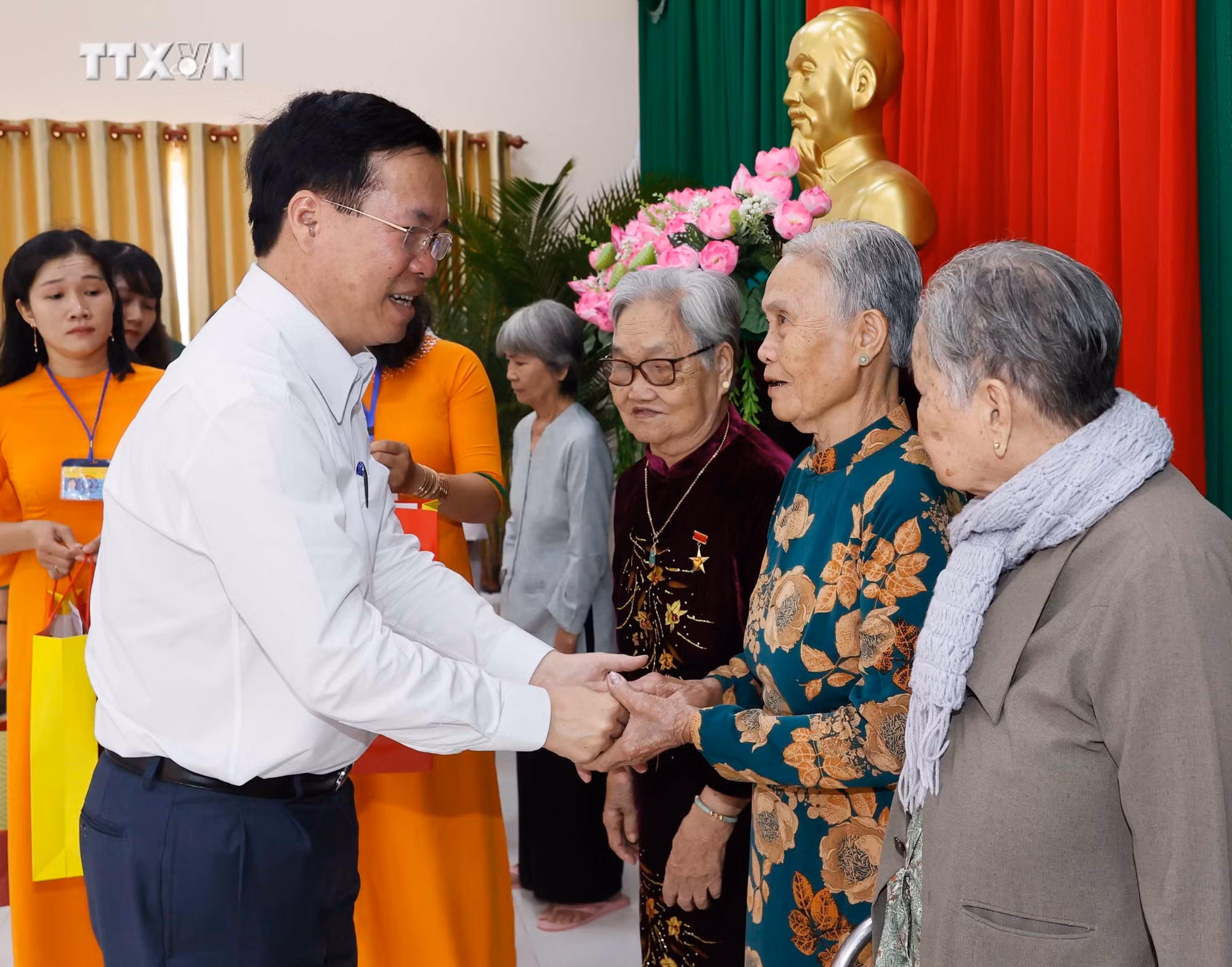 vna_potal_chu_tich_nuoc_vo_van_thuong_chuc_tet_cac_doi_tuong_chinh_sach_huyen_tra_on_tinh_vinh_long_7187116.jpg