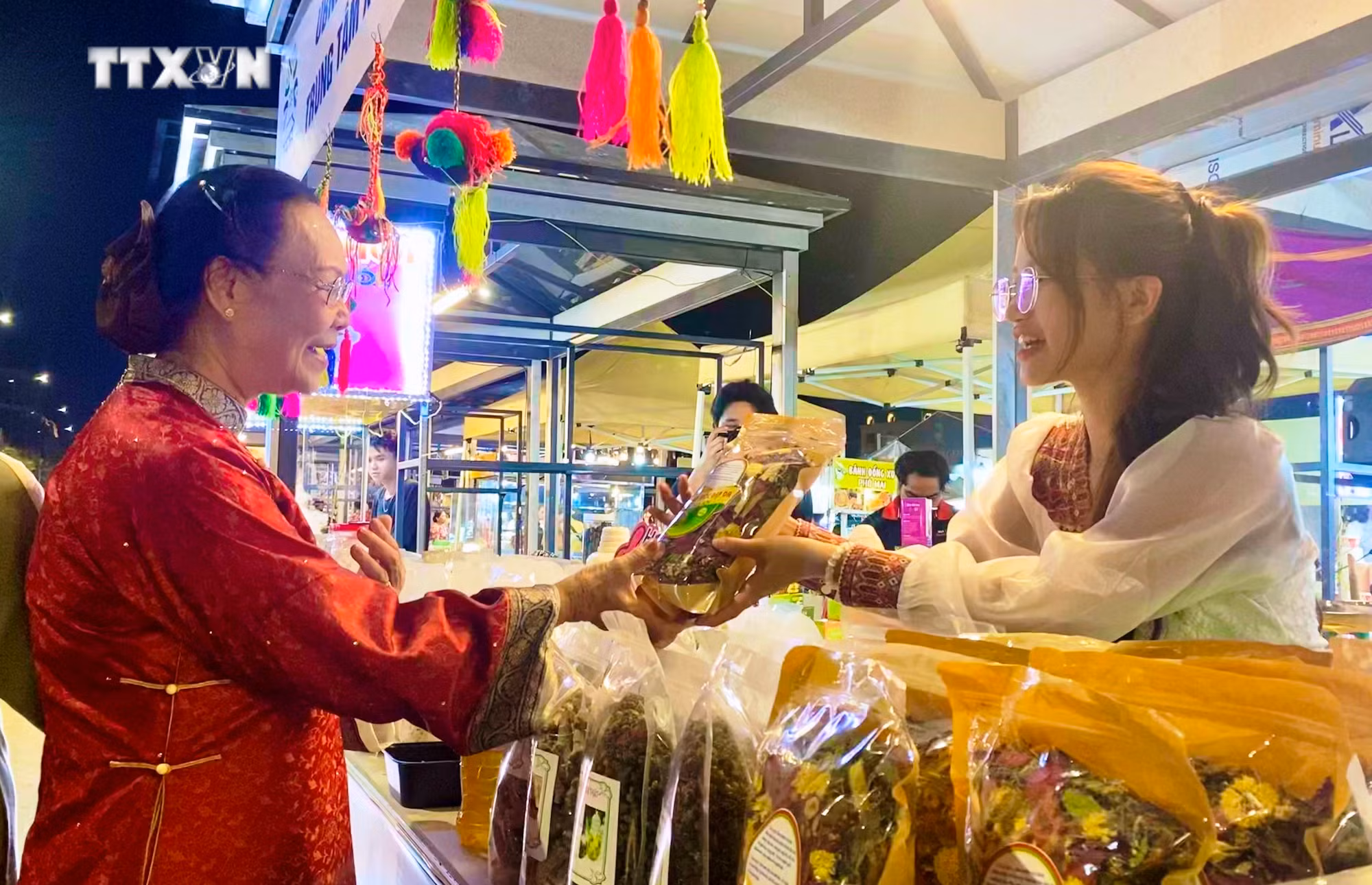 vna_potal_du_lich_viet_nam_khai_mac_le_hoi_am_thuc_va_am_nhac_quoc_te_tai_quang_binh_7475596.jpg