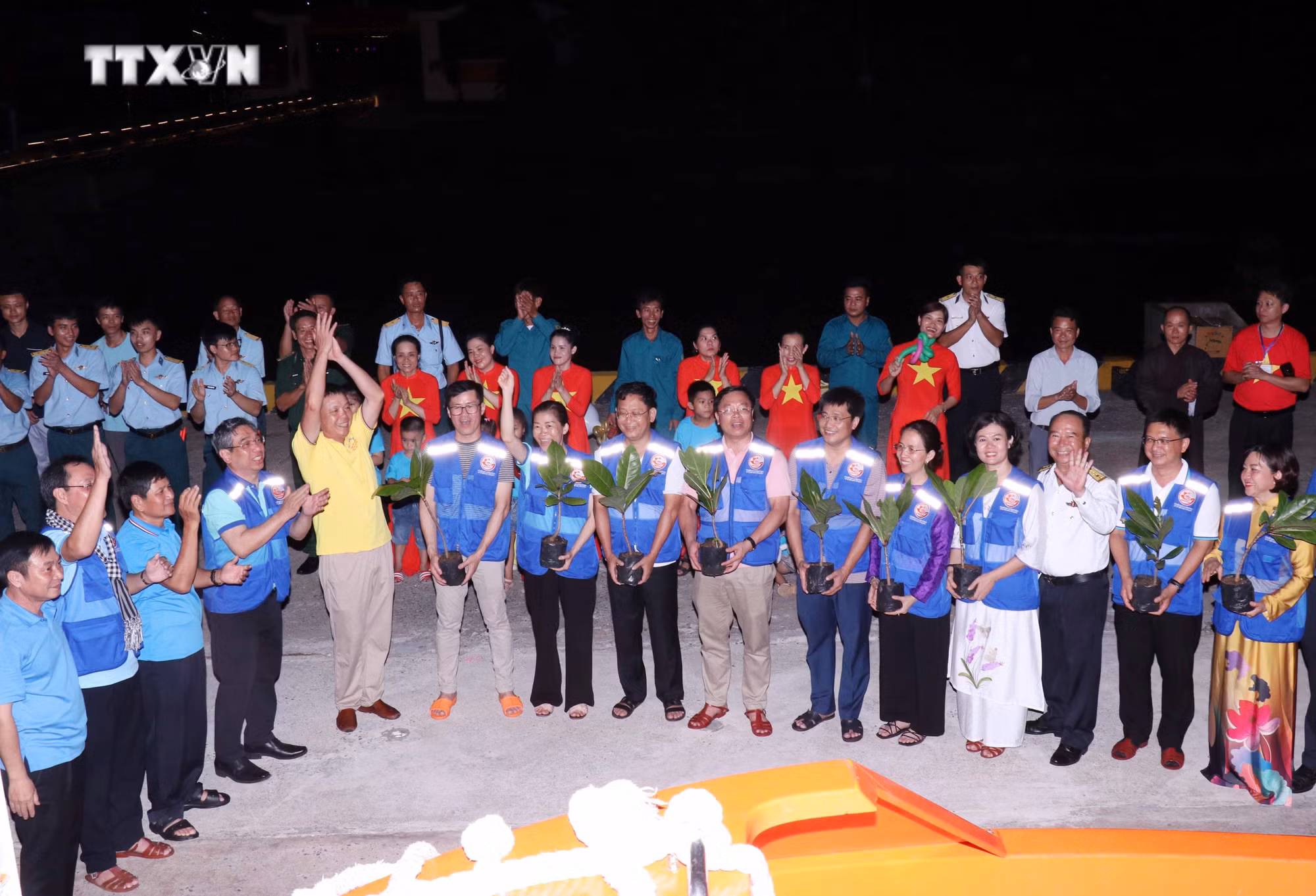vna_potal_doan_dai_bieu_thanh_pho_ho_chi_minh_tham_dong_vien_can_bo_chien_sy_nhan_dan_truong_sa_va_nha_gian_dk1_chum_anh_7354976.jpg