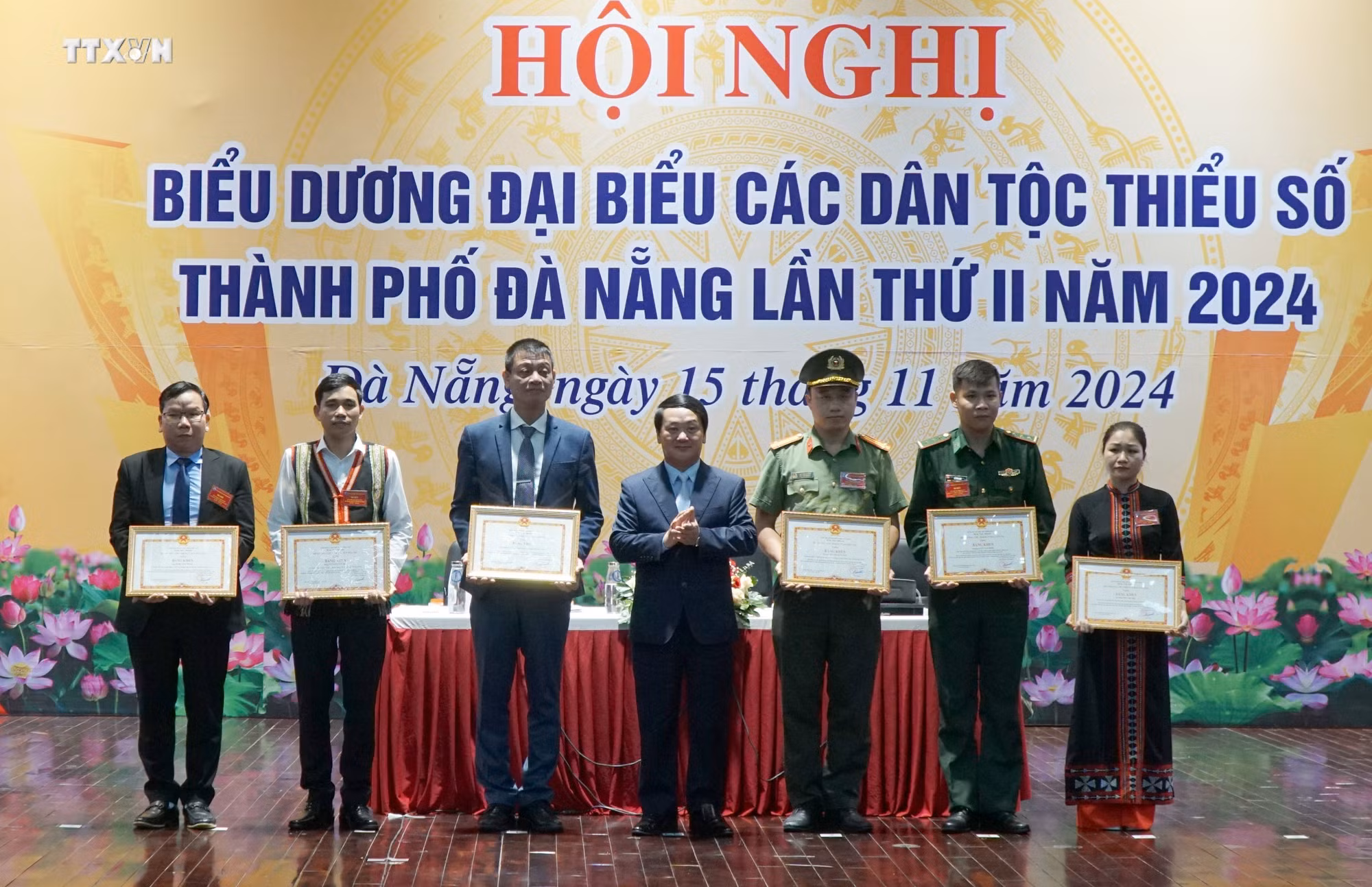 vna_potal_da_nang_bieu_duong_dai_bieu_cac_dan_toc_thieu_so_7705642.jpg