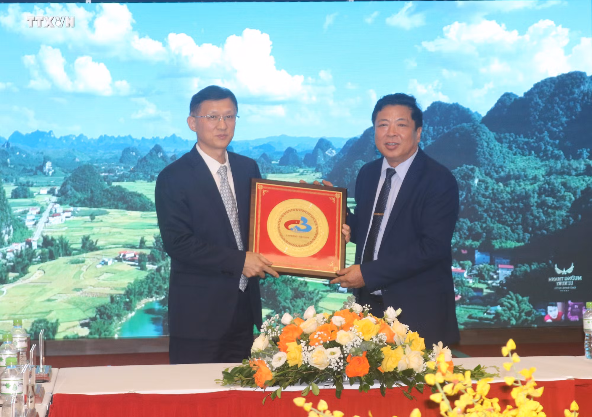 vna_potal_lanh_dao_tinh_cao_bang_tiep_doan_cong_tac_thanh_pho_bach_sac_trung_quoc_7564464.jpg