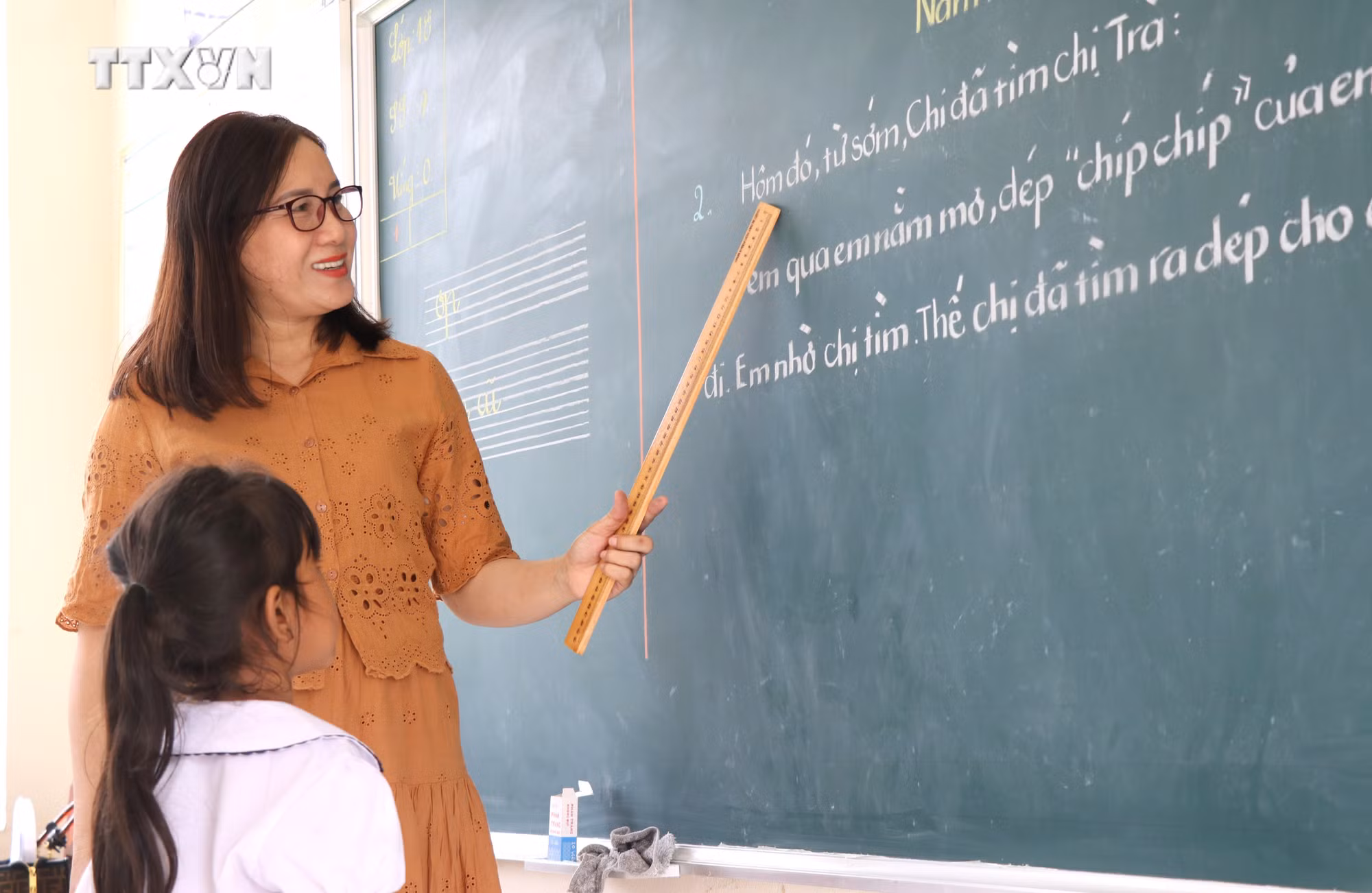 Cô Nguyễn Thị Kim Trinh dạy Tiếng Việt cho học sinh lớp 1 điểm trường Phú Hải. Ảnh: Tường Quân - TTXVN