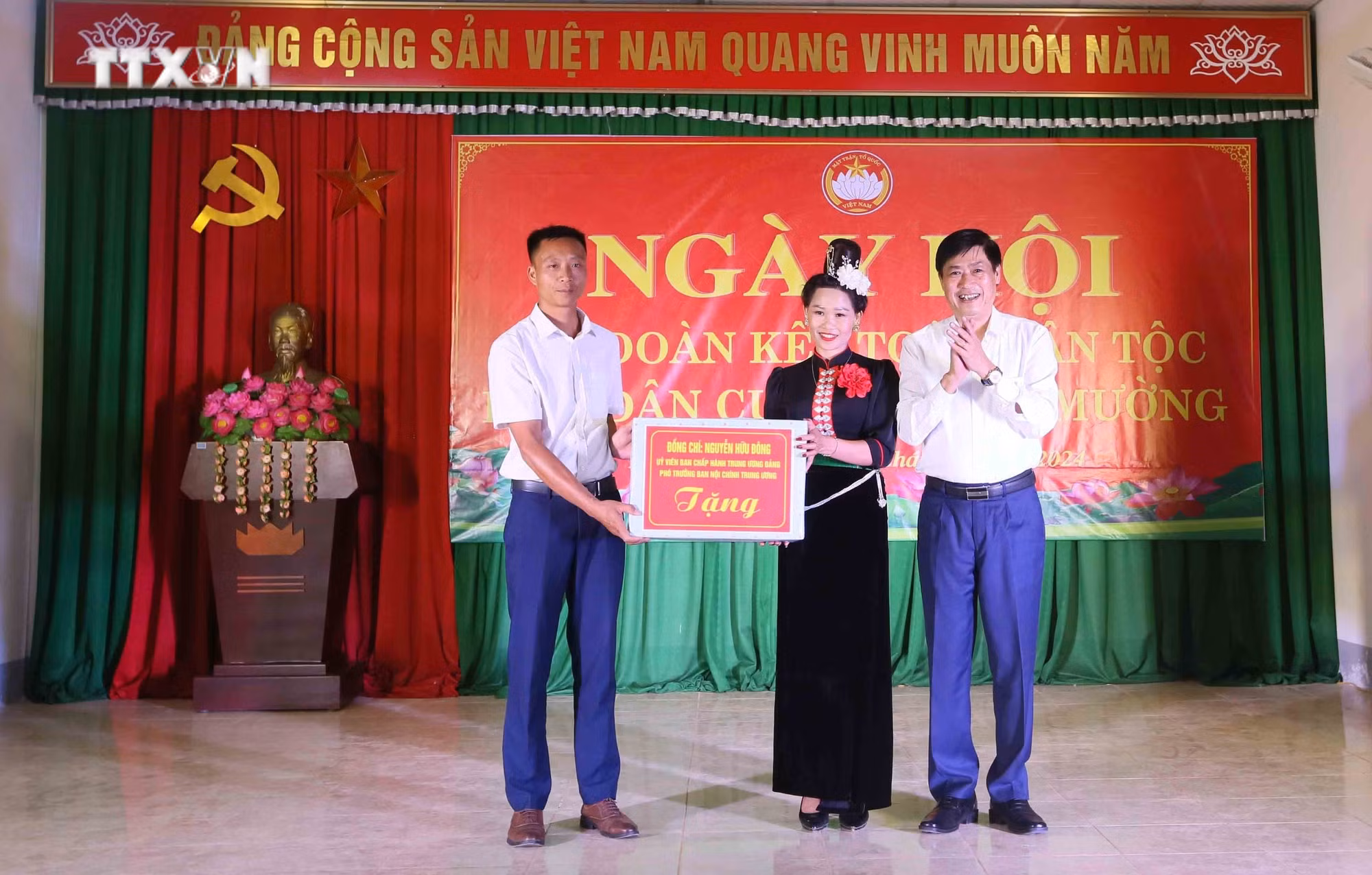 vna_potal_pho_truong_ban_noi_chinh_trung_uong_nguyen_huu_dong_du_ngay_hoi_dai_doan_ket_toan_dan_toc_tai_son_la_7708540.jpg