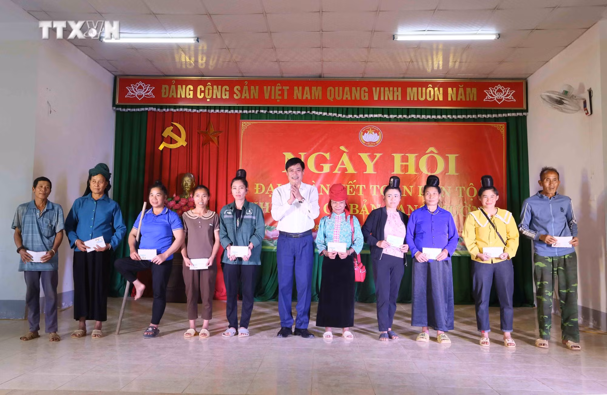 vna_potal_pho_truong_ban_noi_chinh_trung_uong_nguyen_huu_dong_du_ngay_hoi_dai_doan_ket_toan_dan_toc_tai_son_la_7708541.jpg
