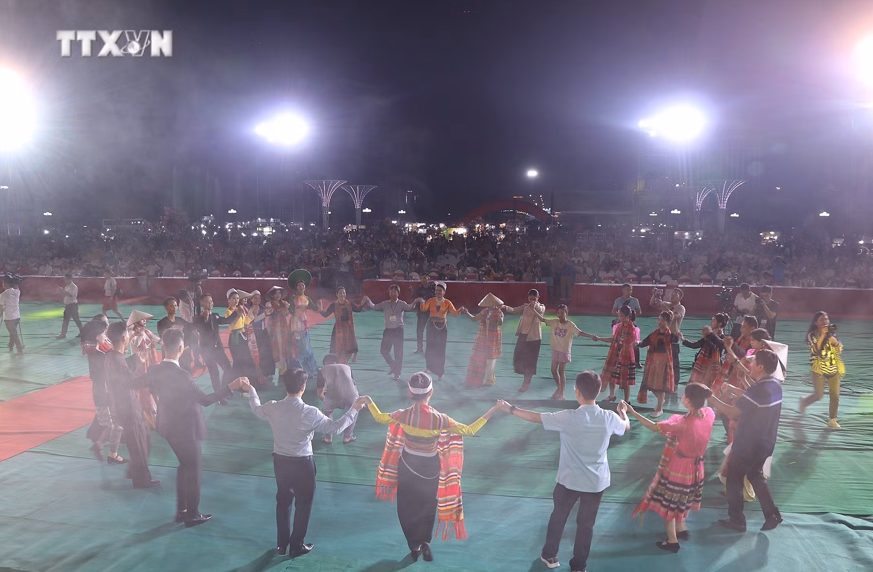 vna_potal_chuong_trinh_lien_hoan_trinh_dien_trang_phuc_cac_dan_toc_tinh_hoa_binh_7708641.jpg