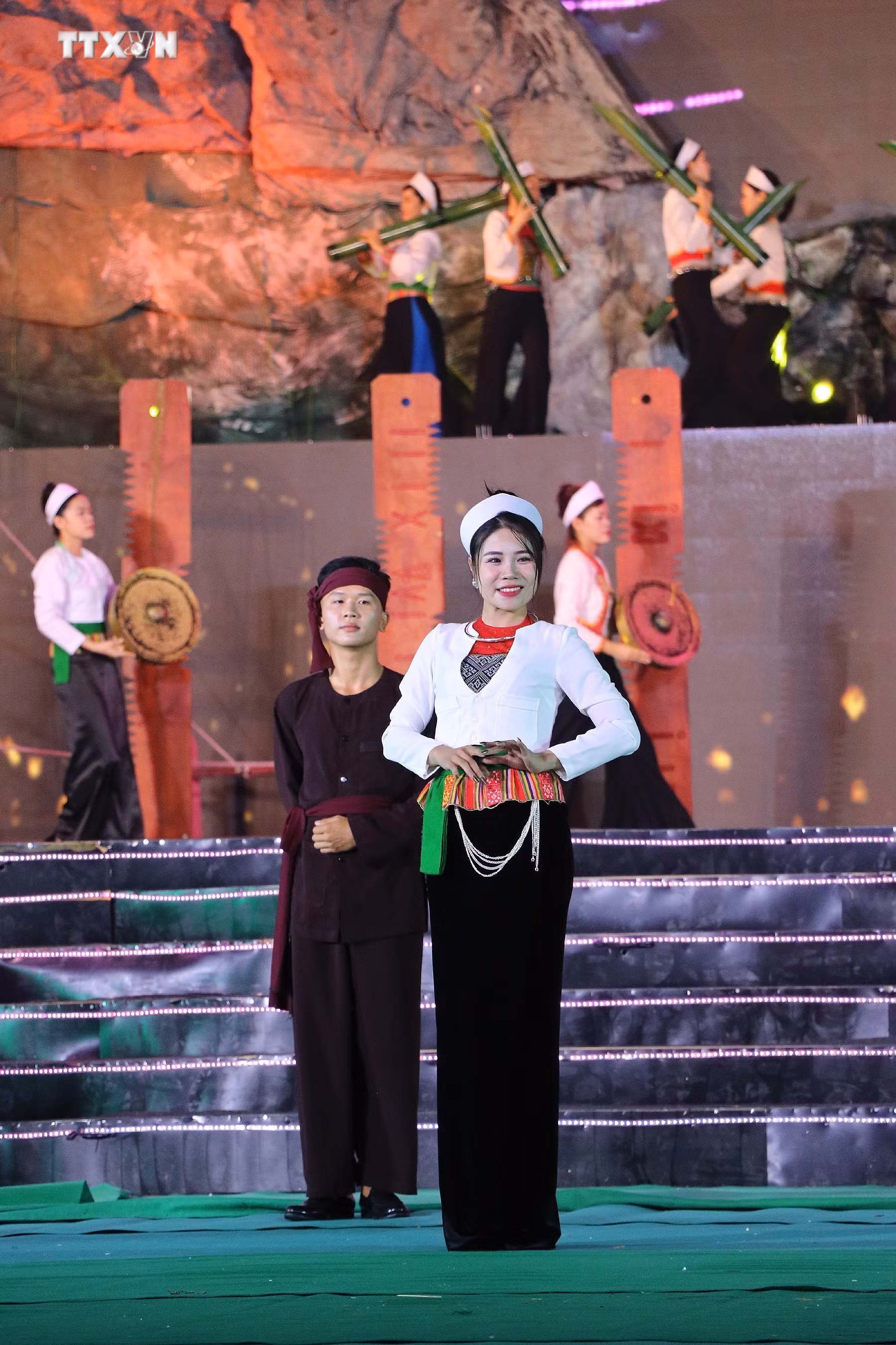 vna_potal_chuong_trinh_lien_hoan_trinh_dien_trang_phuc_cac_dan_toc_tinh_hoa_binh_7708646.jpg