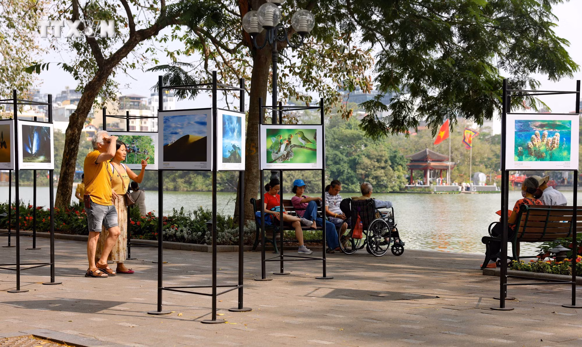 vna_potal_gioi_thieu_quang_ba_ve_dep_dat_nuoc_qua_trien_lam_anh_“sac_mau_thien_nhien_viet_nam”_7707547.jpg