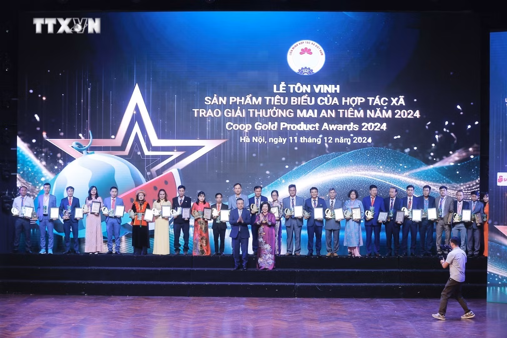 Ban tổ chức trao Giải thưởng Mai An Tiêm cho 100 đơn vị. Ảnh: Minh Quyết - TTXVN