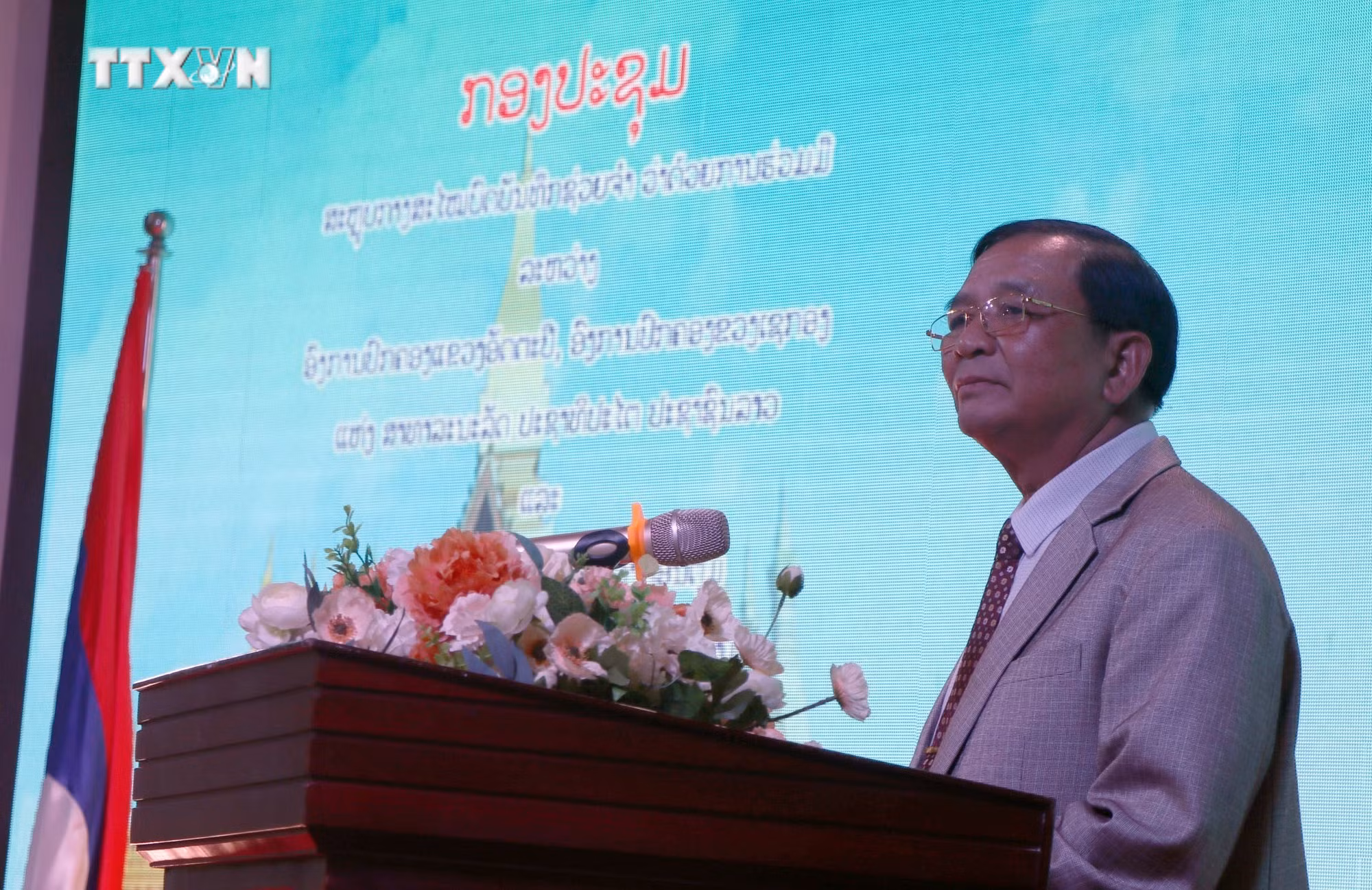 Ông Khamson Kondo, Phó Tỉnh trưởng Sekong phát biểu tại Hội nghị. Ảnh: Cao Nguyên - TTXVN