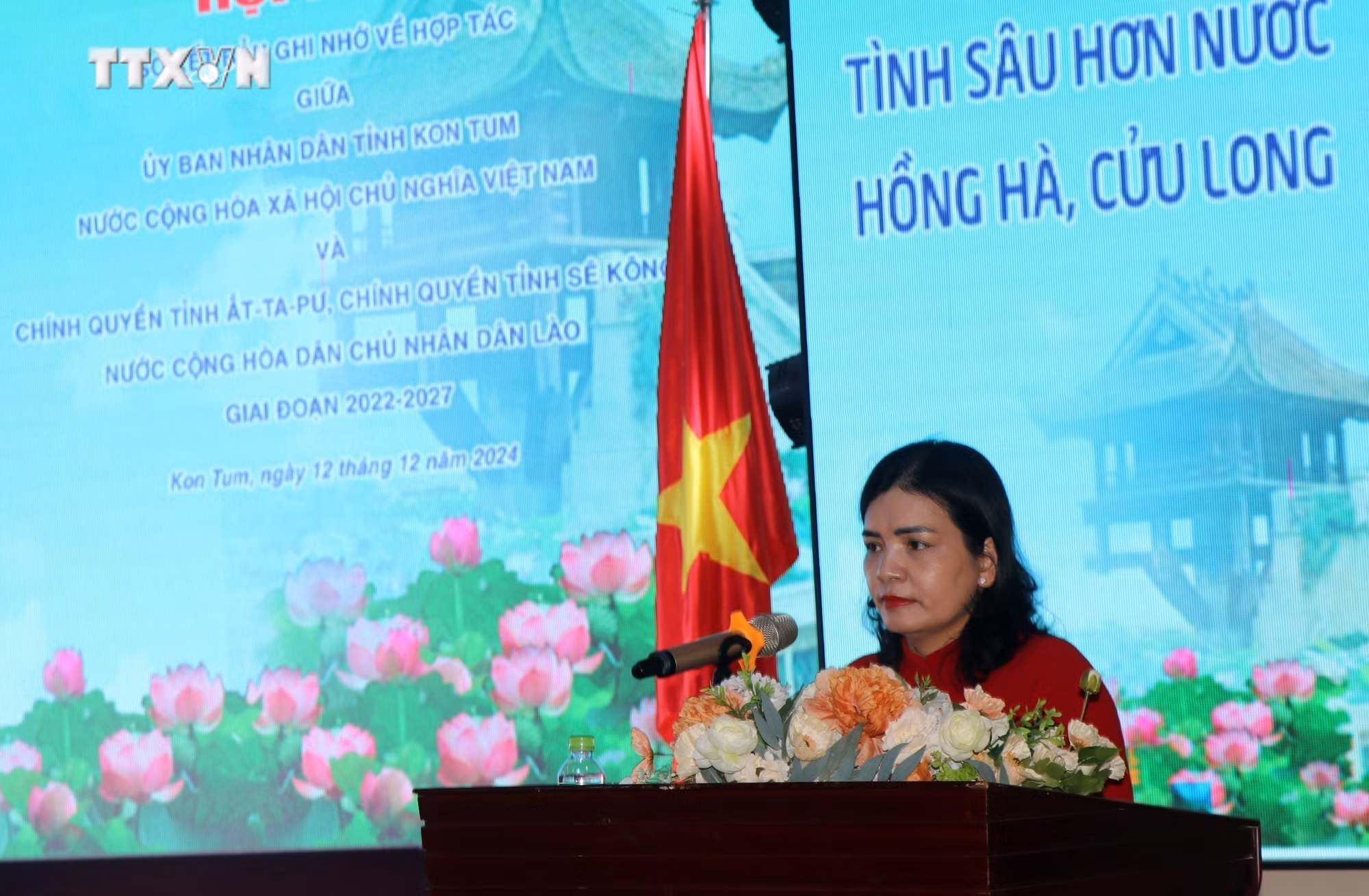 Bà Y Ngọc, Ủy viên Ban Thường vụ Tỉnh ủy, Phó Chủ tịch UBND tỉnh Kon Tum phát biểu tại Hội nghị. Ảnh: Cao Nguyên - TTXVN