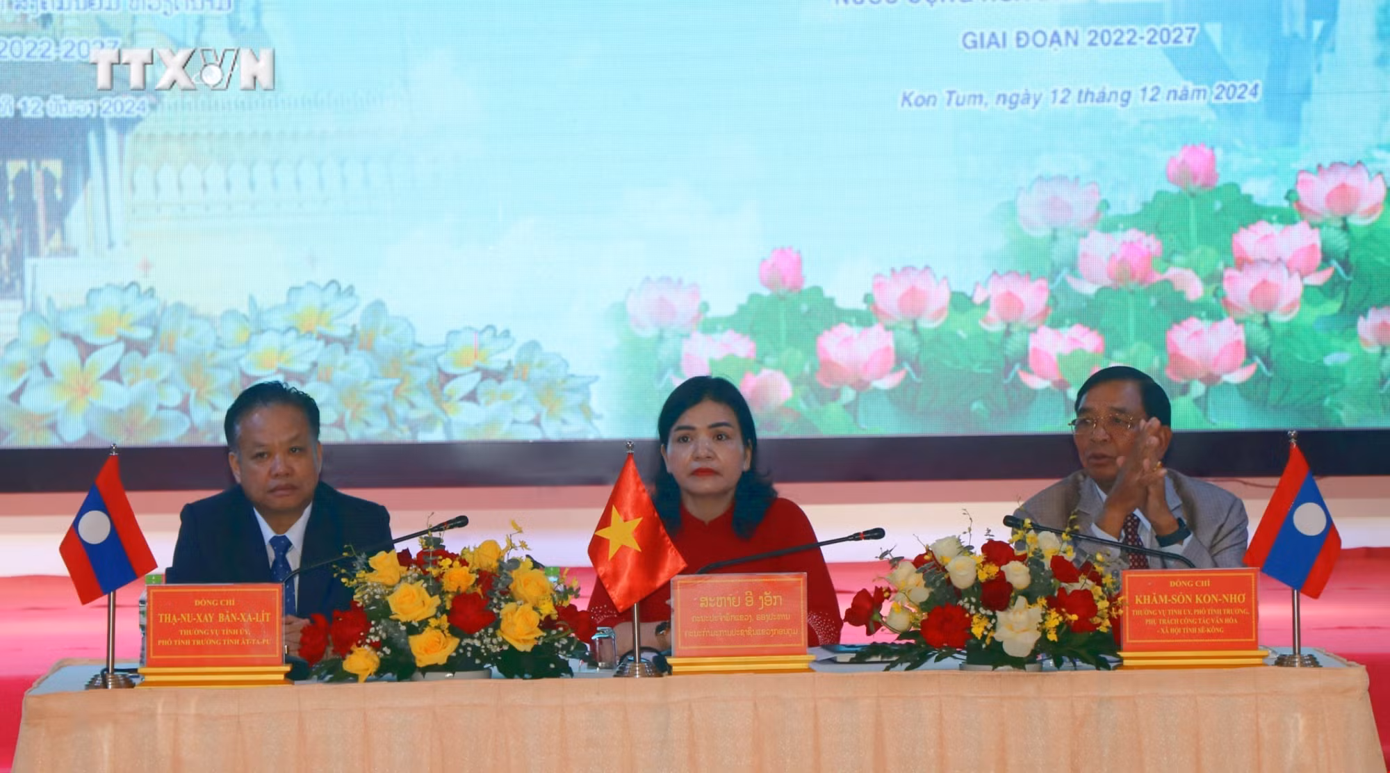Lãnh đạo ba tỉnh đồng chủ trì hội nghị. Ảnh: Cao Nguyên - TTXVN