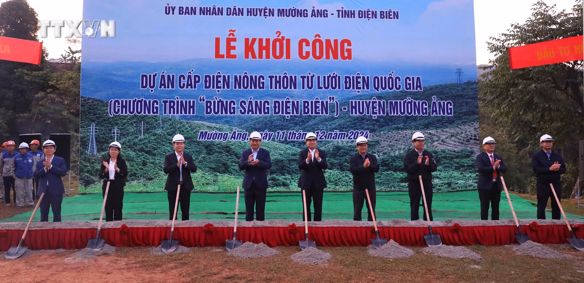 Các đại biểu tiến hành làm lễ động thổ tại lễ khởi công. Ảnh: Phan Quân - TTXVN