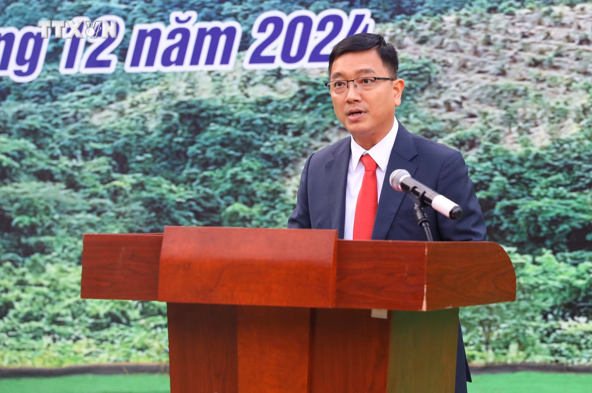 Chủ tịch UBND huyện Mường Ảng Tô Trọng Thiện phát biểu tại lễ khỏi công. Ảnh: Phan Quân - TTXVN