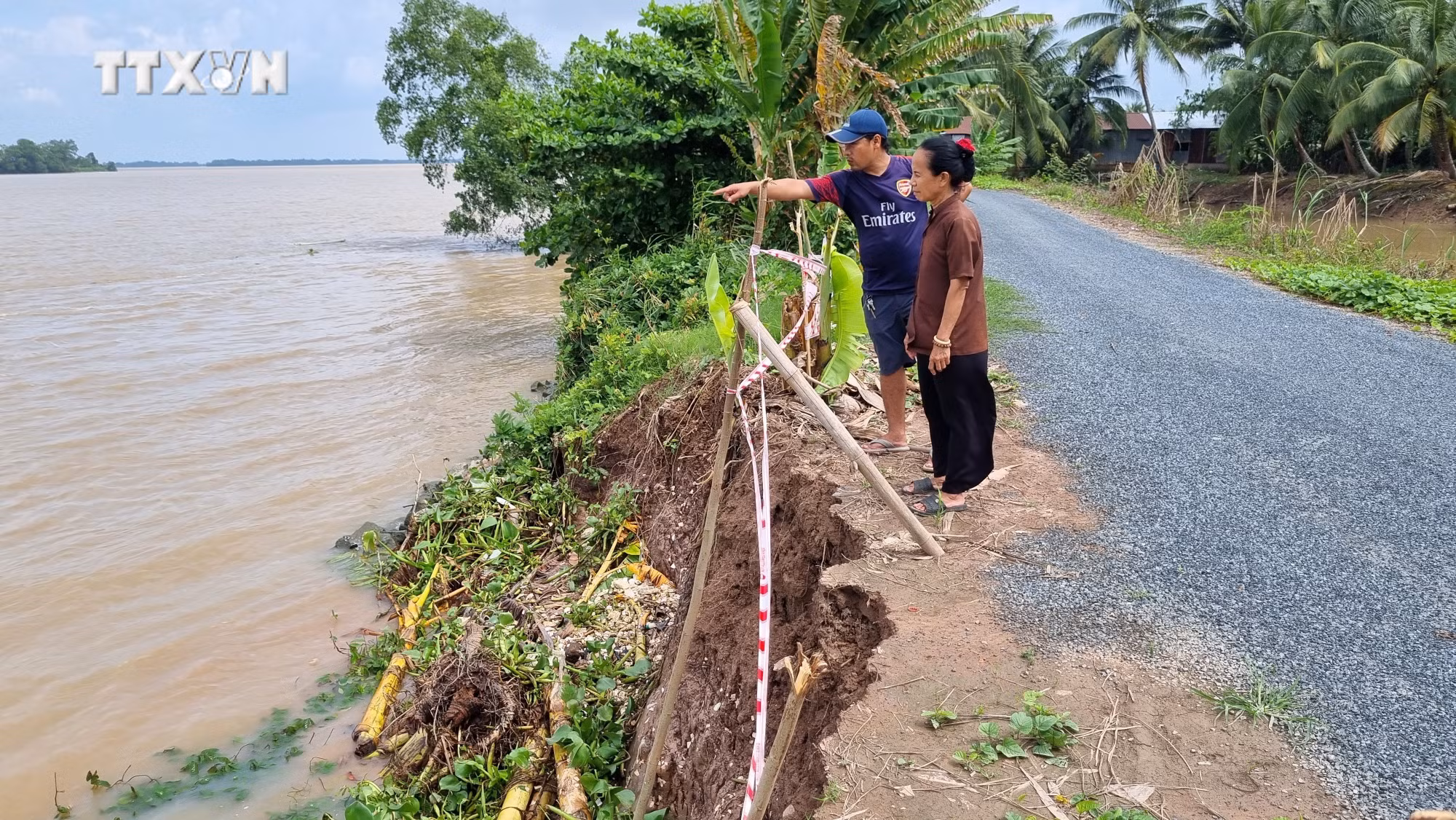 vna_potal_nhieu_tuyen_duong_ven_song_hau_cau_ke_tra_vinh_bi_sat_lo_nghiem_trong_7508831.jpg