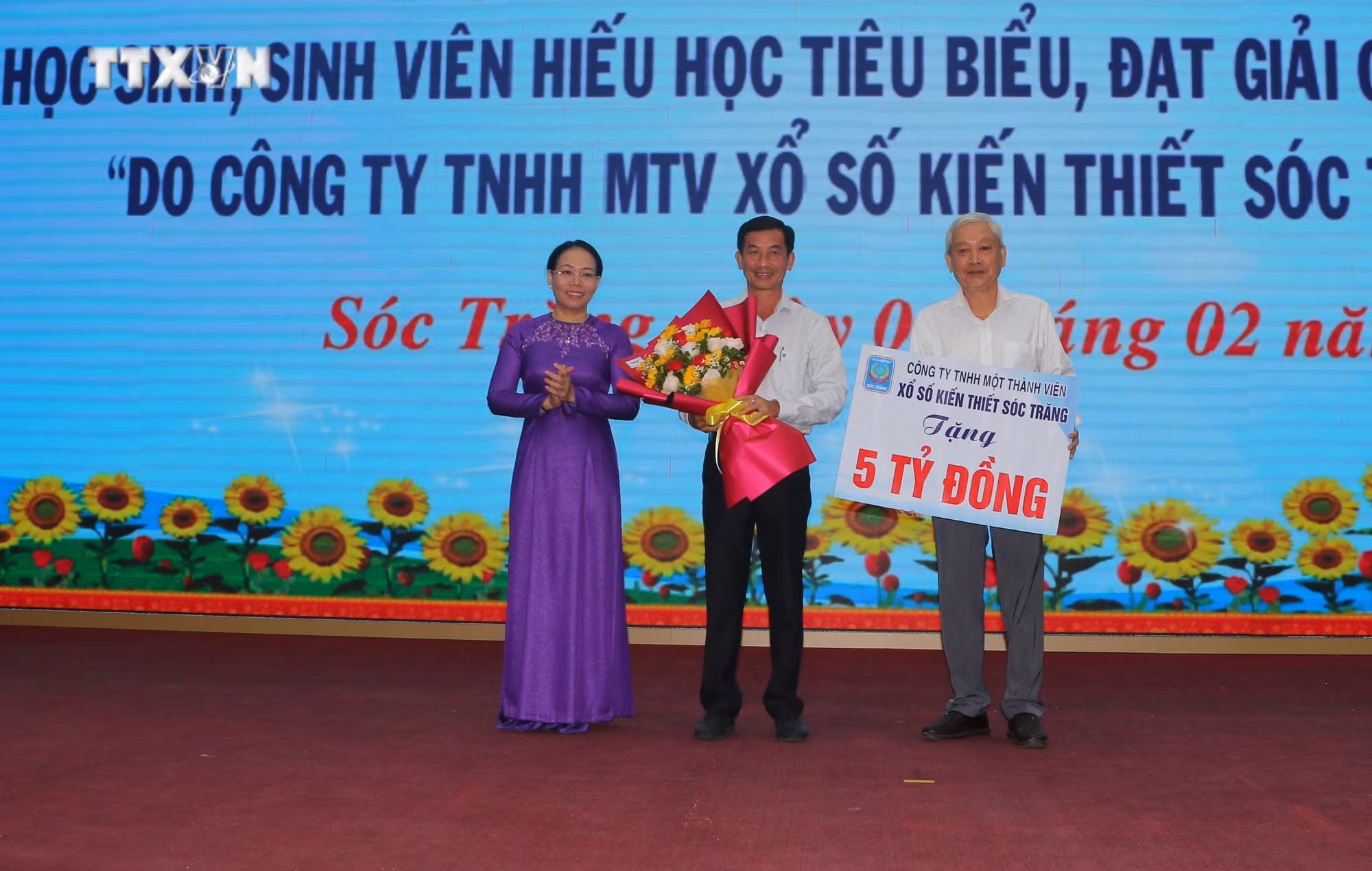 vna_potal__soc_trang__trao_hoc_bong_khuyen_hoc_khuyen_tai_“luong_dinh_cua”_7215564.jpg