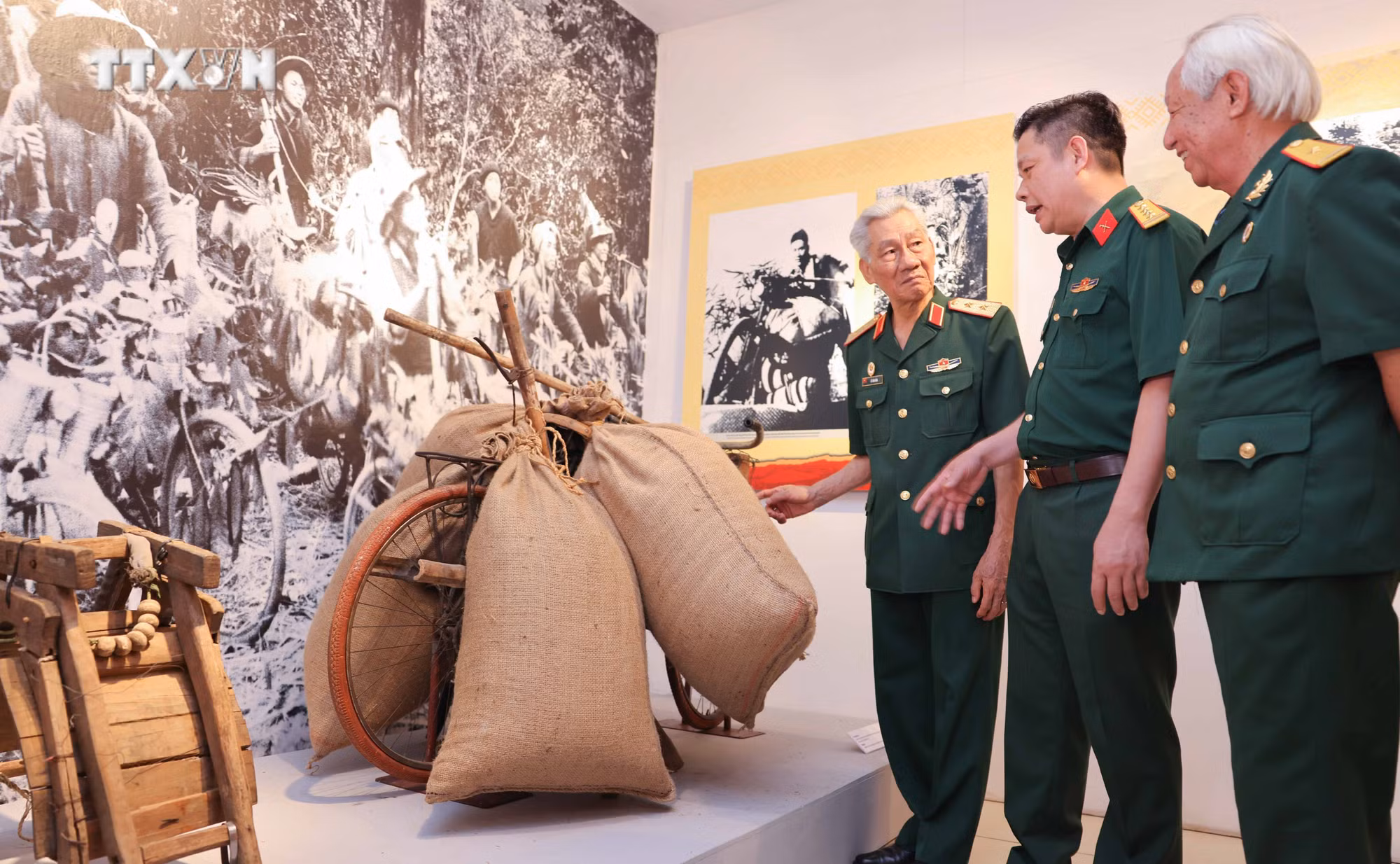 vna_potal_70_nam_chien_thang_dien_bien_phu_khai_mac_trien_lam_“dien_bien_phu_-_diem_hen_lich_su”_7337629.jpg
