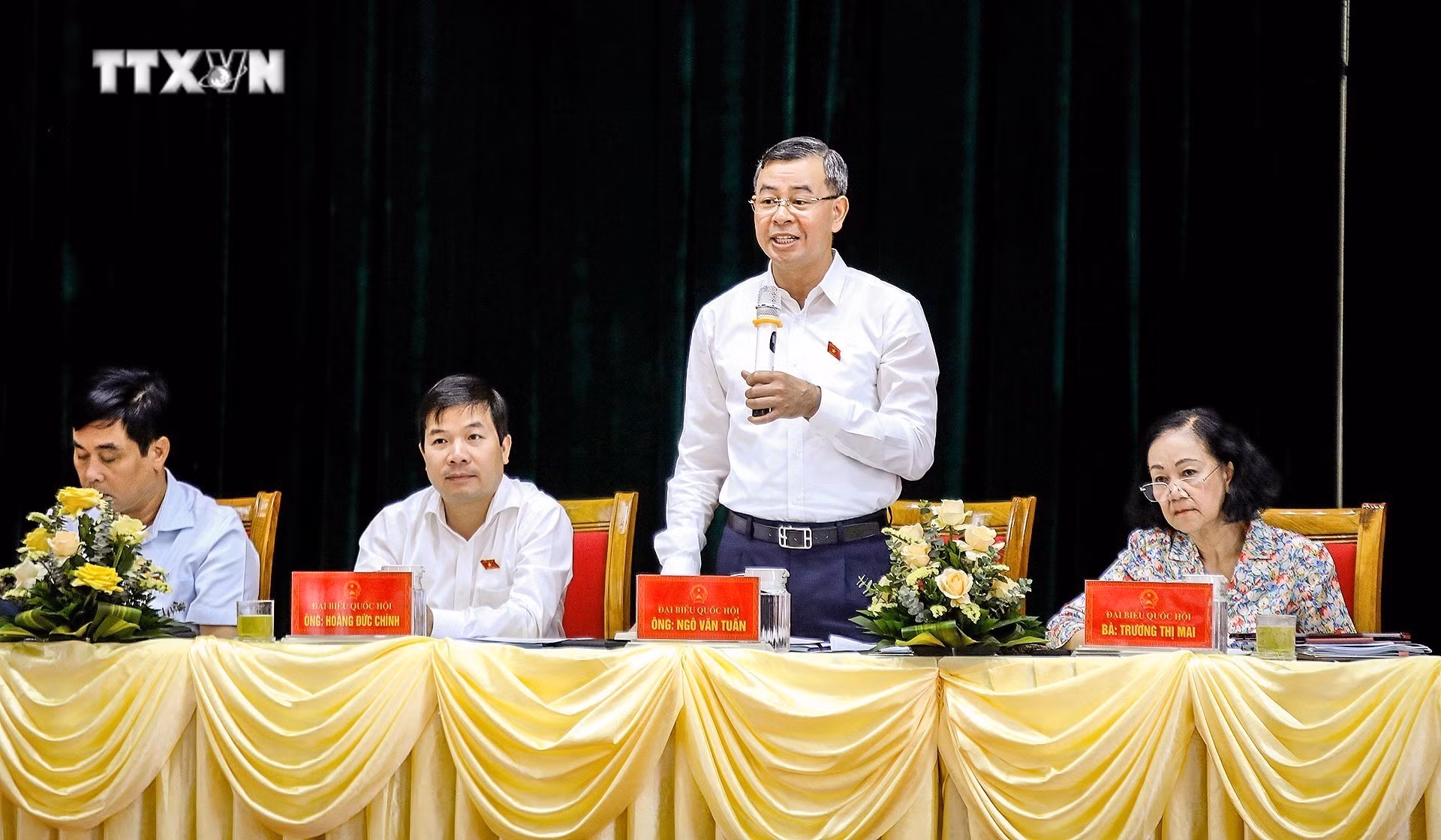 vna_potal_thuong_truc_ban_bi_thu_tiep_xuc_cu_tri_tai_hoa_binh_7358821.jpg