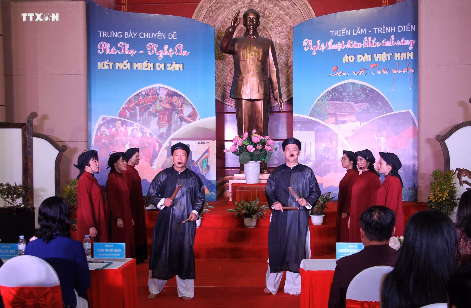 vna_potal_trung_bay_chuyen_de_“phu_tho_-_nghe_an_ket_noi_mien_di_san”_7717273.jpg