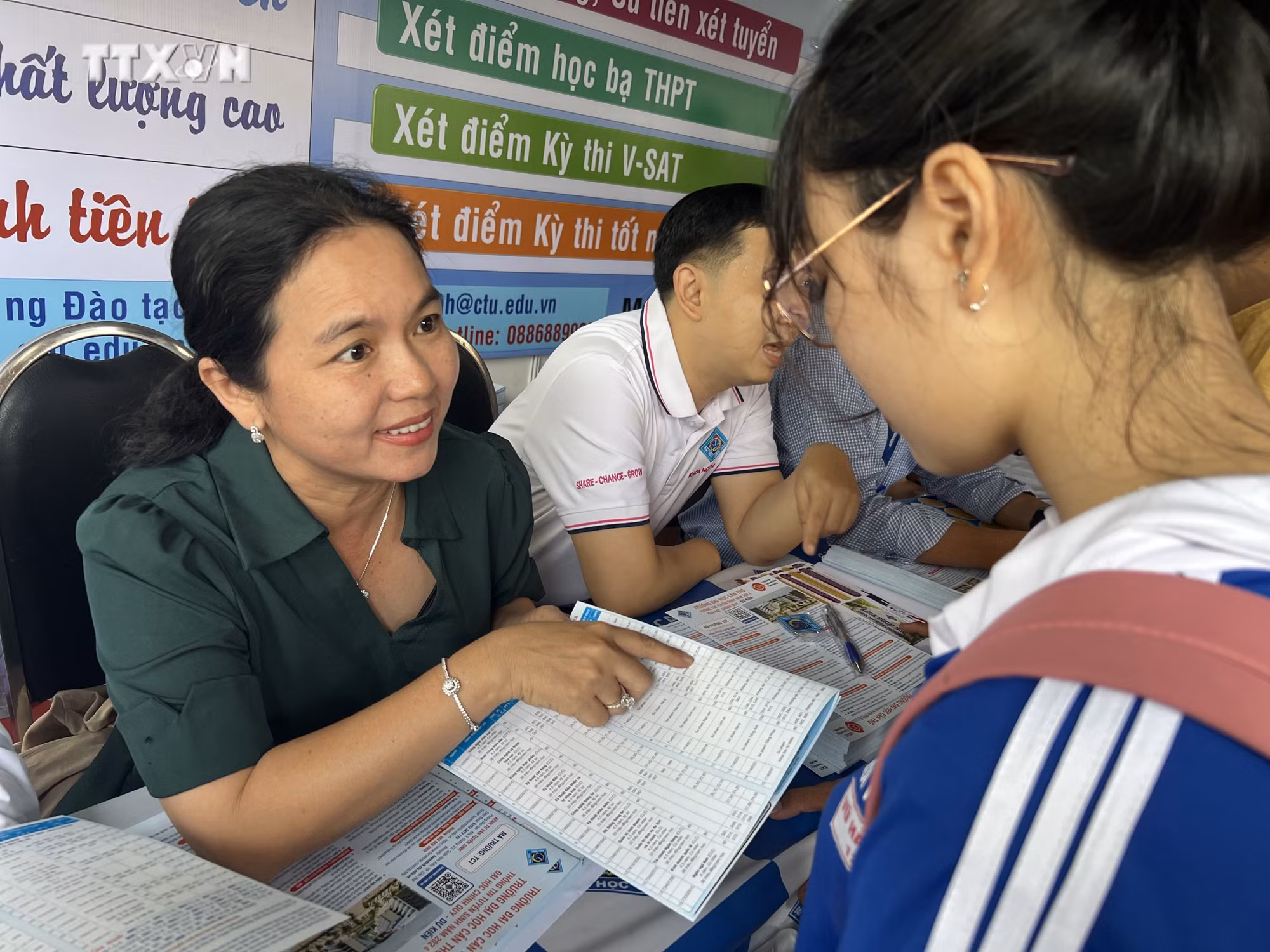 vna_potal_gan_100_co_so_giao_duc_gop_mat_o_ngay_hoi_tu_van_tuyen_sinh_huong_nghiep_tai_can_tho_7263648.jpg