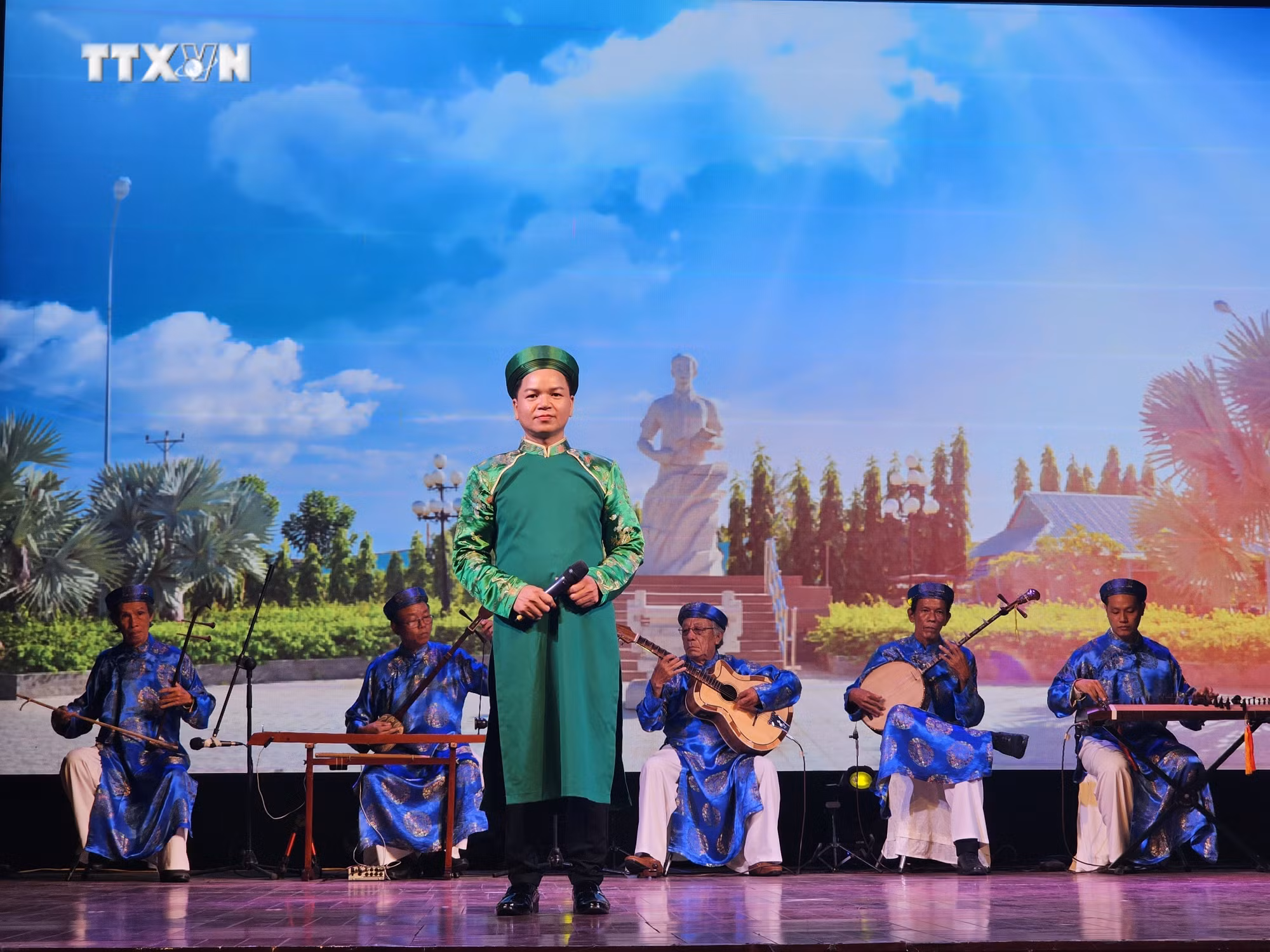 vna_potal_trao_giai_hoi_thi_don_ca_tai_tu_nam_bo_tinh_long_an_lan_thu_3_7343186.jpg