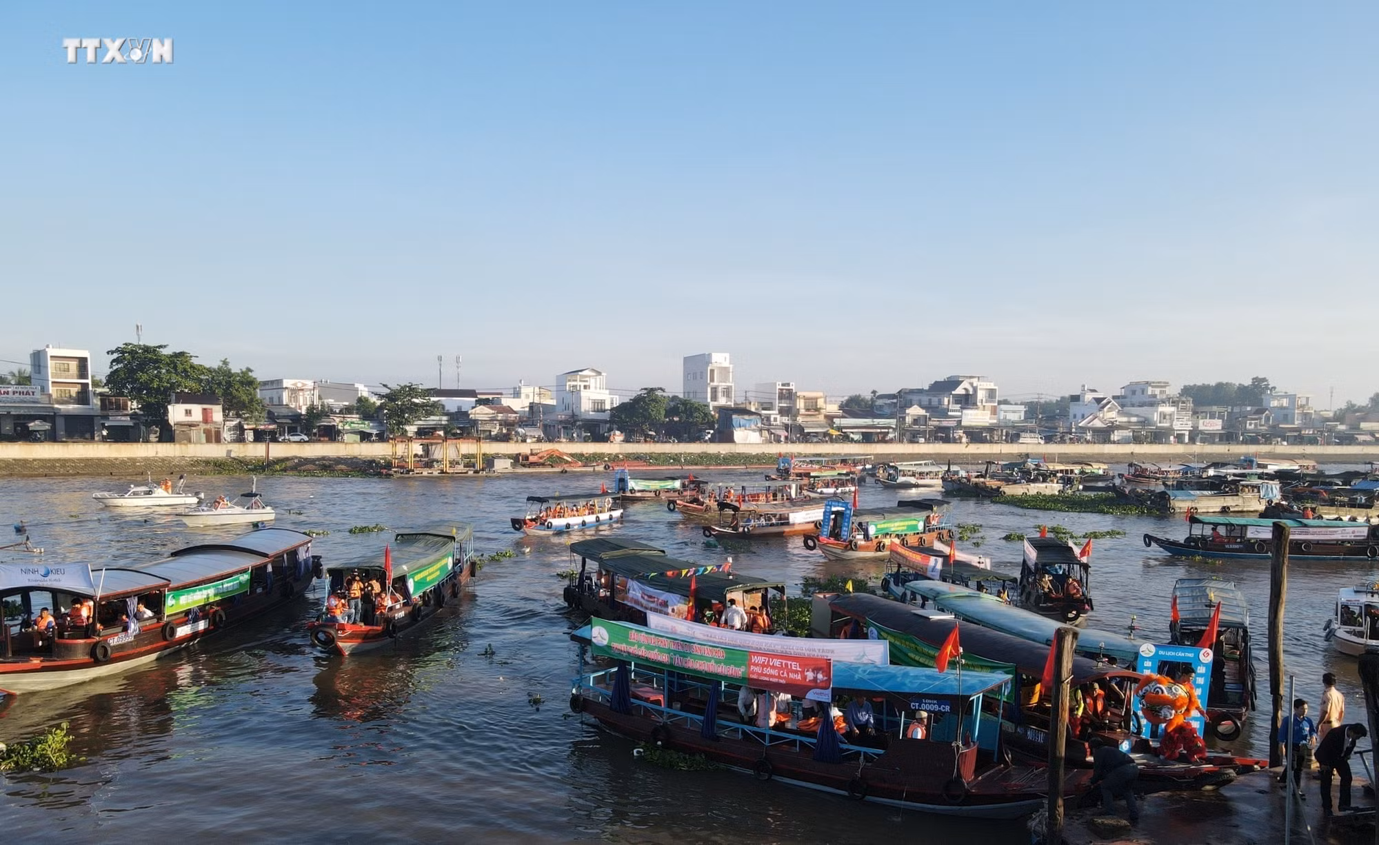 vna_potal_khai_mac_ngay_hoi_du_lich_“van_hoa_cho_noi_cai_rang”_6823652.jpg