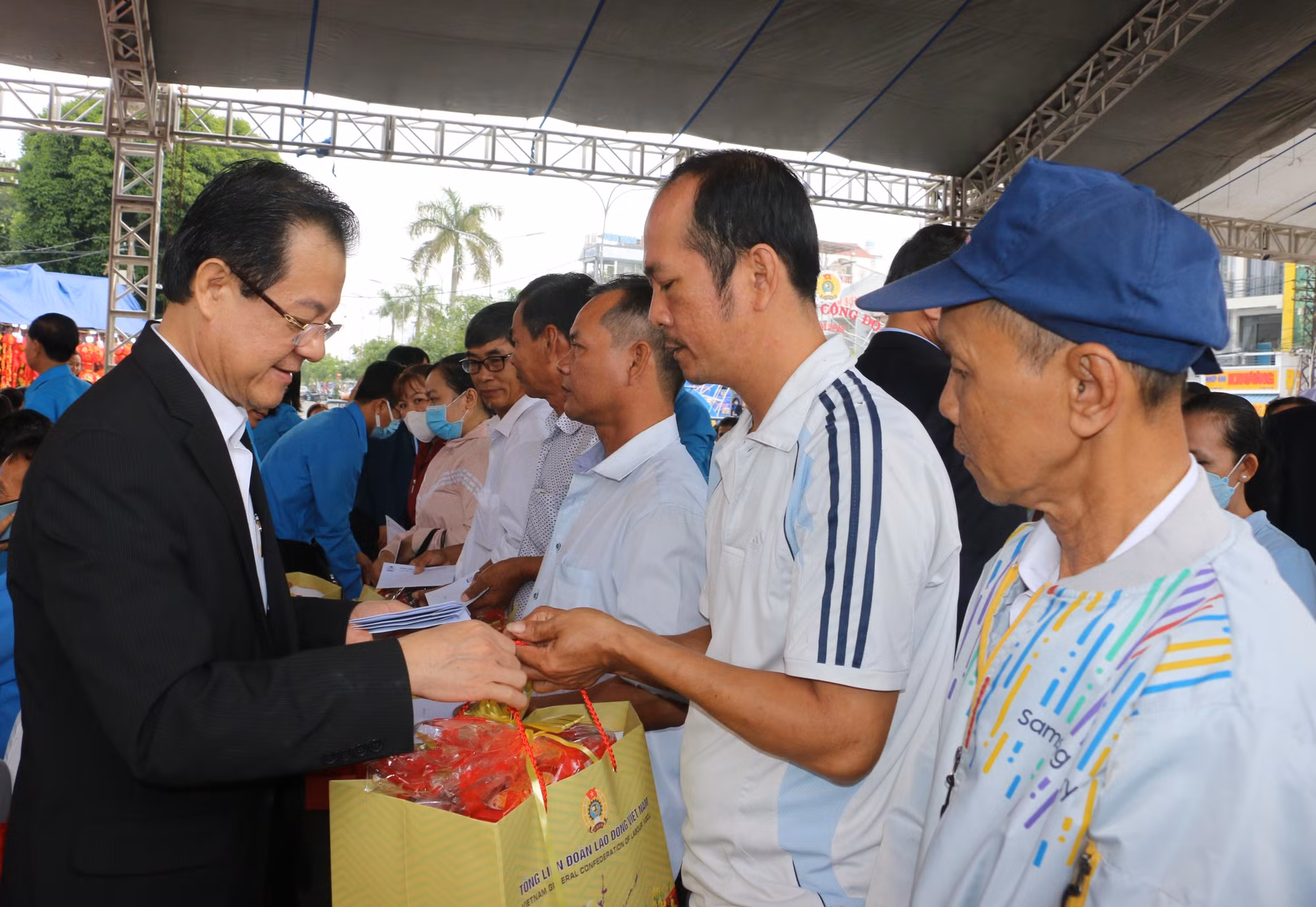 Bí thư Tỉnh ủy An Giang Lê Hồng Quang trao quà Tết cho đoàn viên, người lao động có hoàn cảnh khó khăn tại "Gian hàng 0 đồng" dịp Tết Nguyên đán Quý Mão 2023. Ảnh: Công Mạo-TTXVN