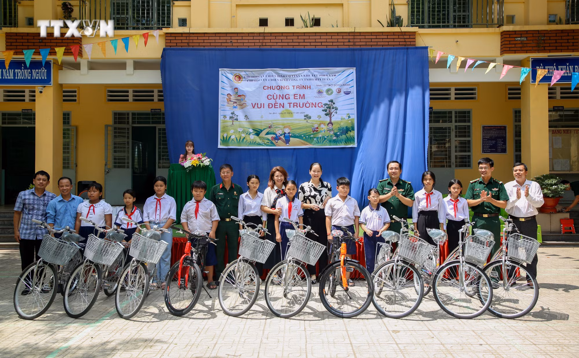 vna_potal_cuu_chien_binh_ttxvn_mang_niem_vui_den_cac_em_thieu_nhi_vung_bien_gioi_tay_ninh_7395858.jpg