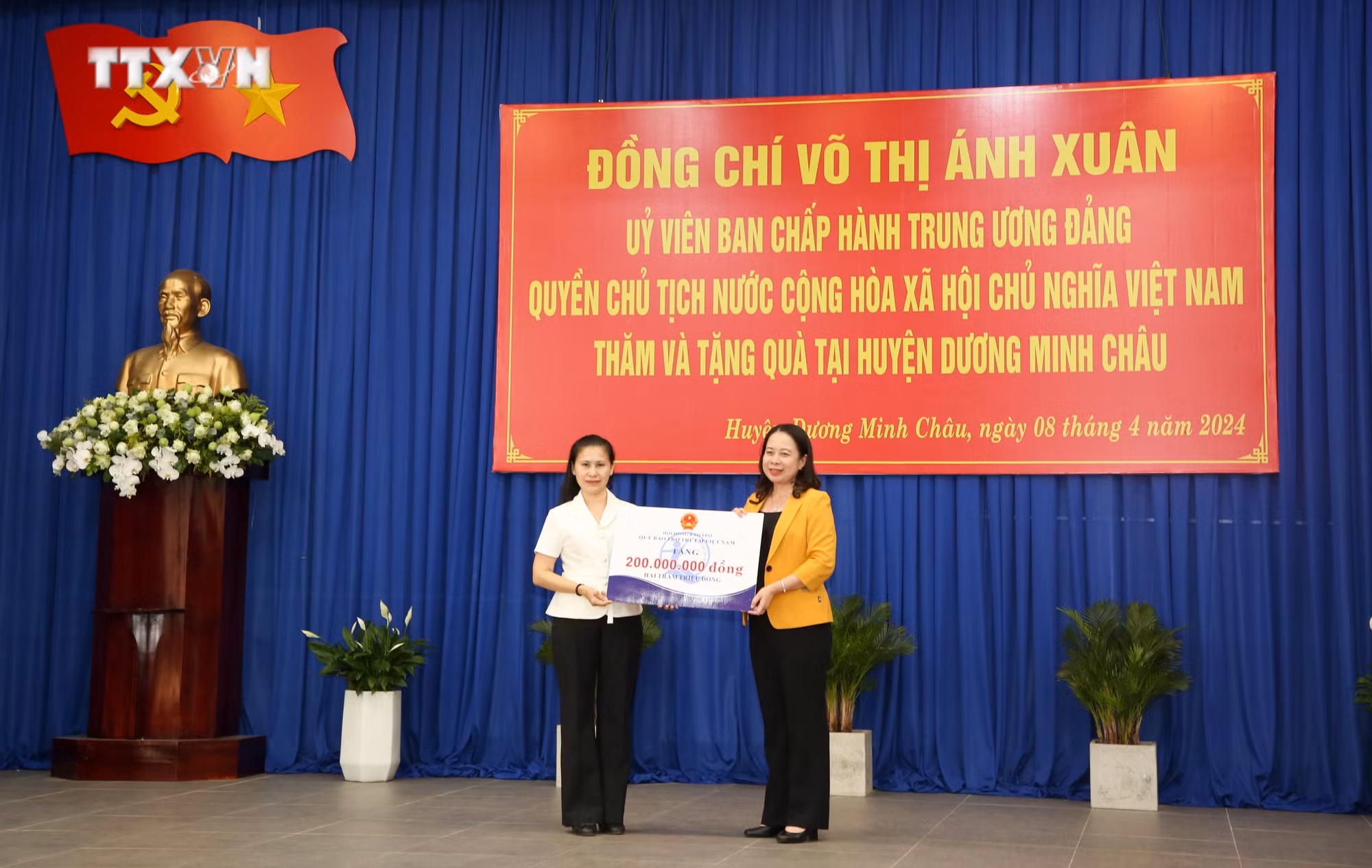 vna_potal_quyen_chu_tich_nuoc_tham_tang_qua_nguoi_co_cong_va_tre_em_tai_tay_ninh_7312855.jpg